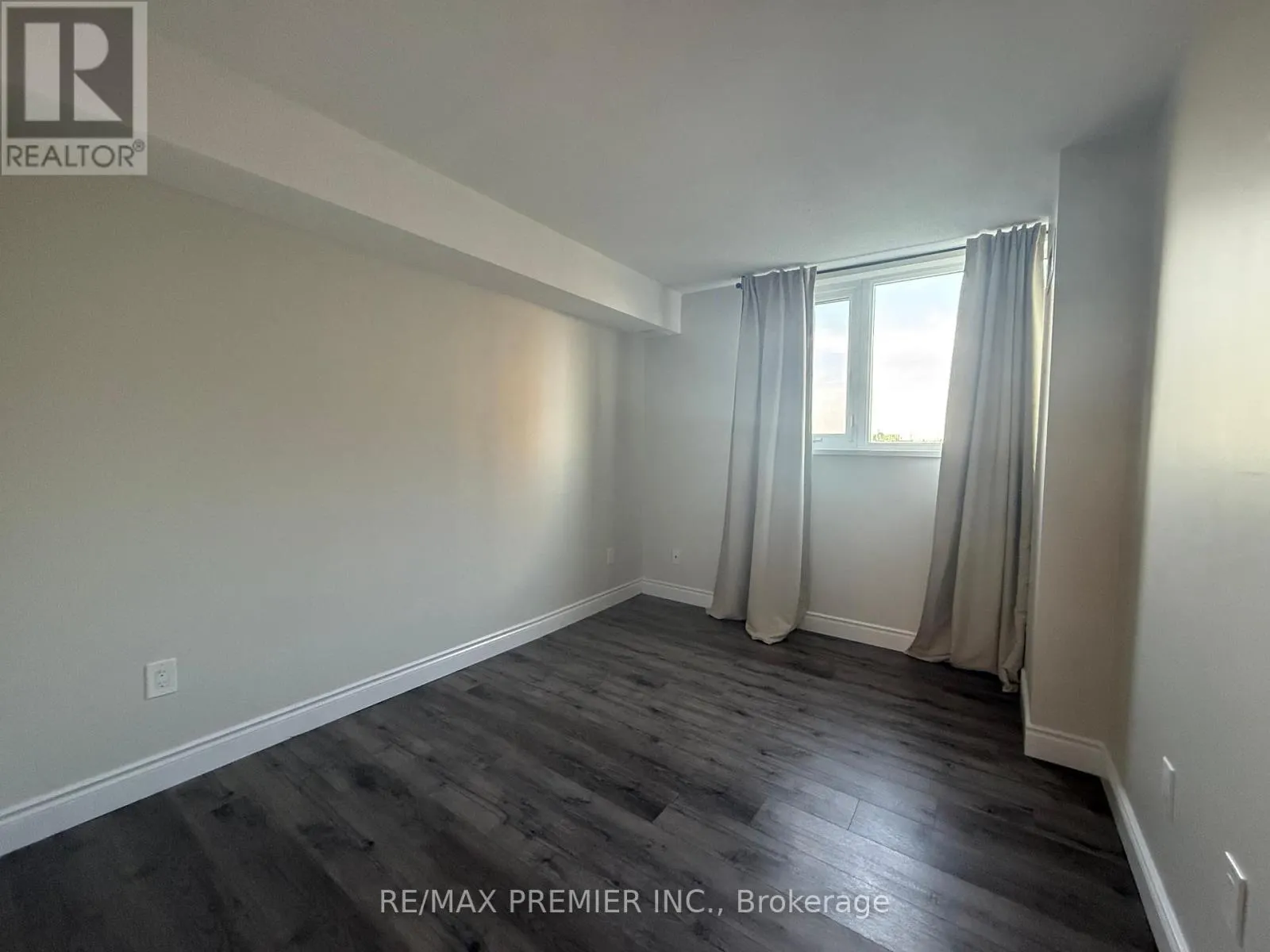 1105 - 260 SCARLETT ROAD