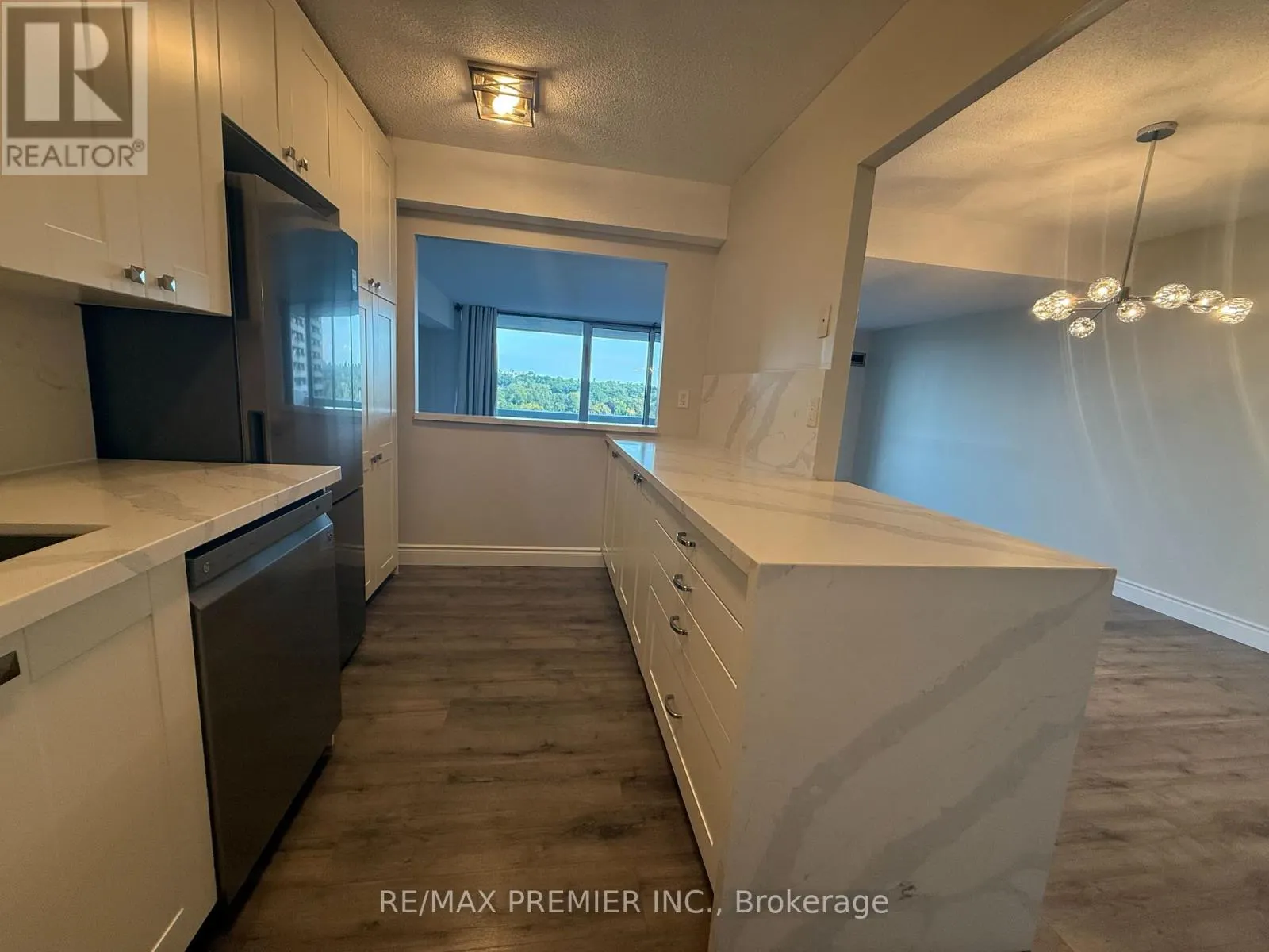 1105 - 260 SCARLETT ROAD