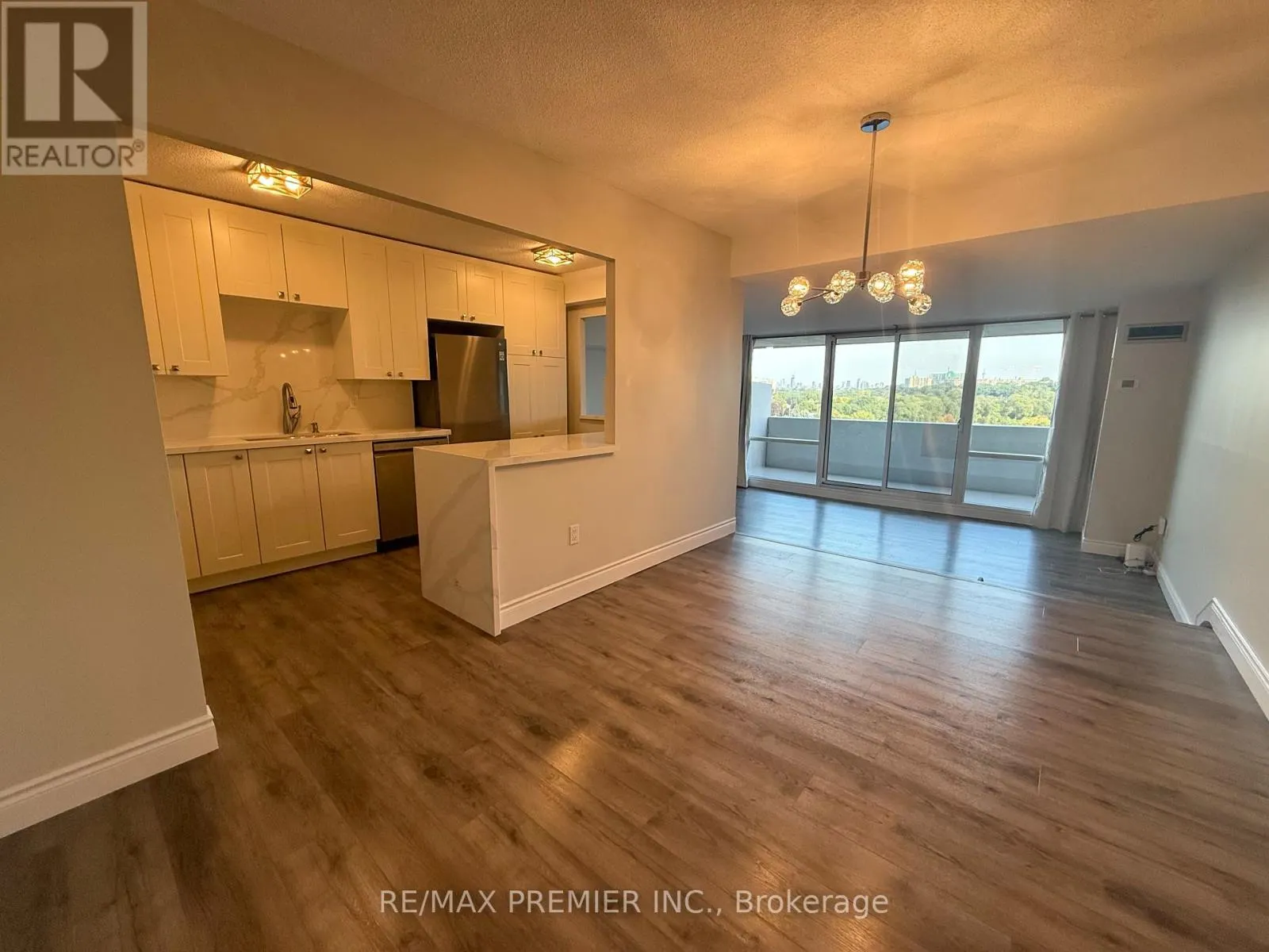 1105 - 260 SCARLETT ROAD