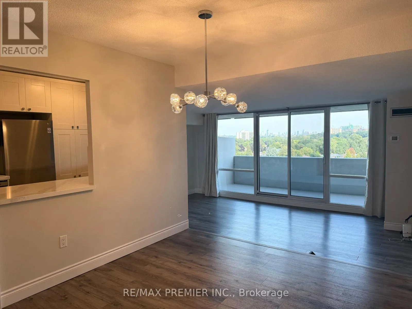 1105 - 260 SCARLETT ROAD