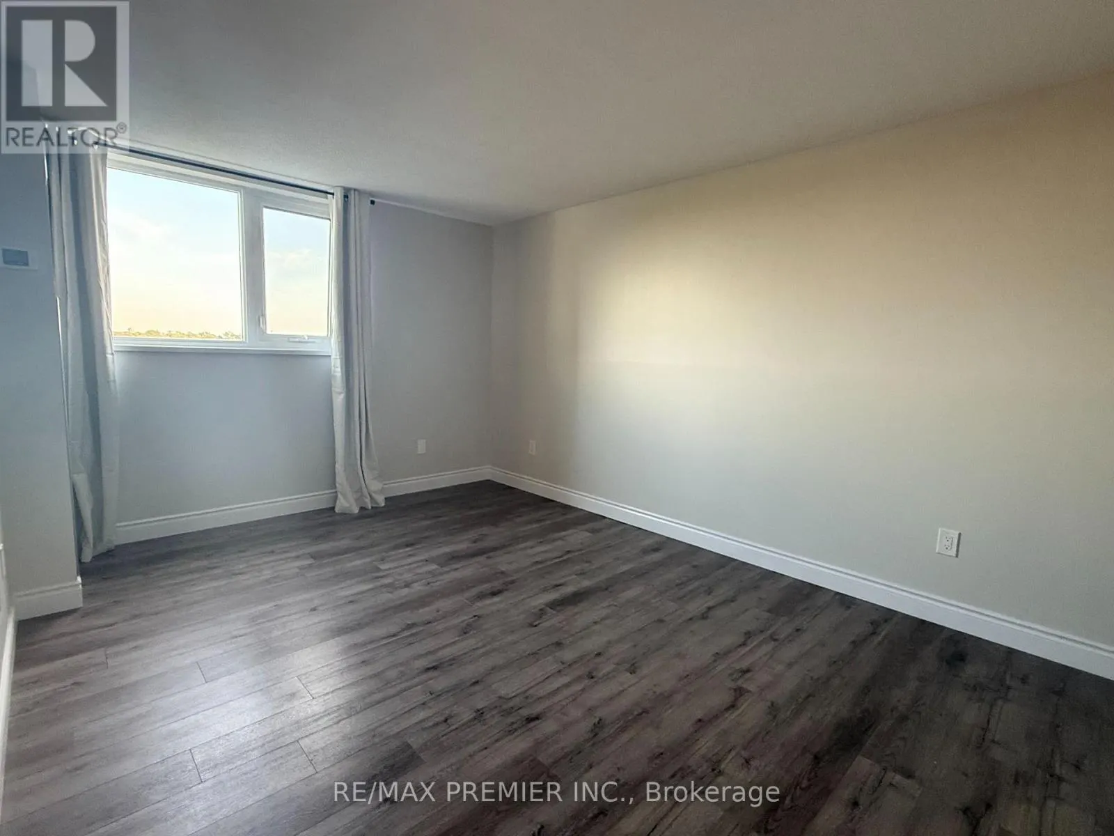 1105 - 260 SCARLETT ROAD