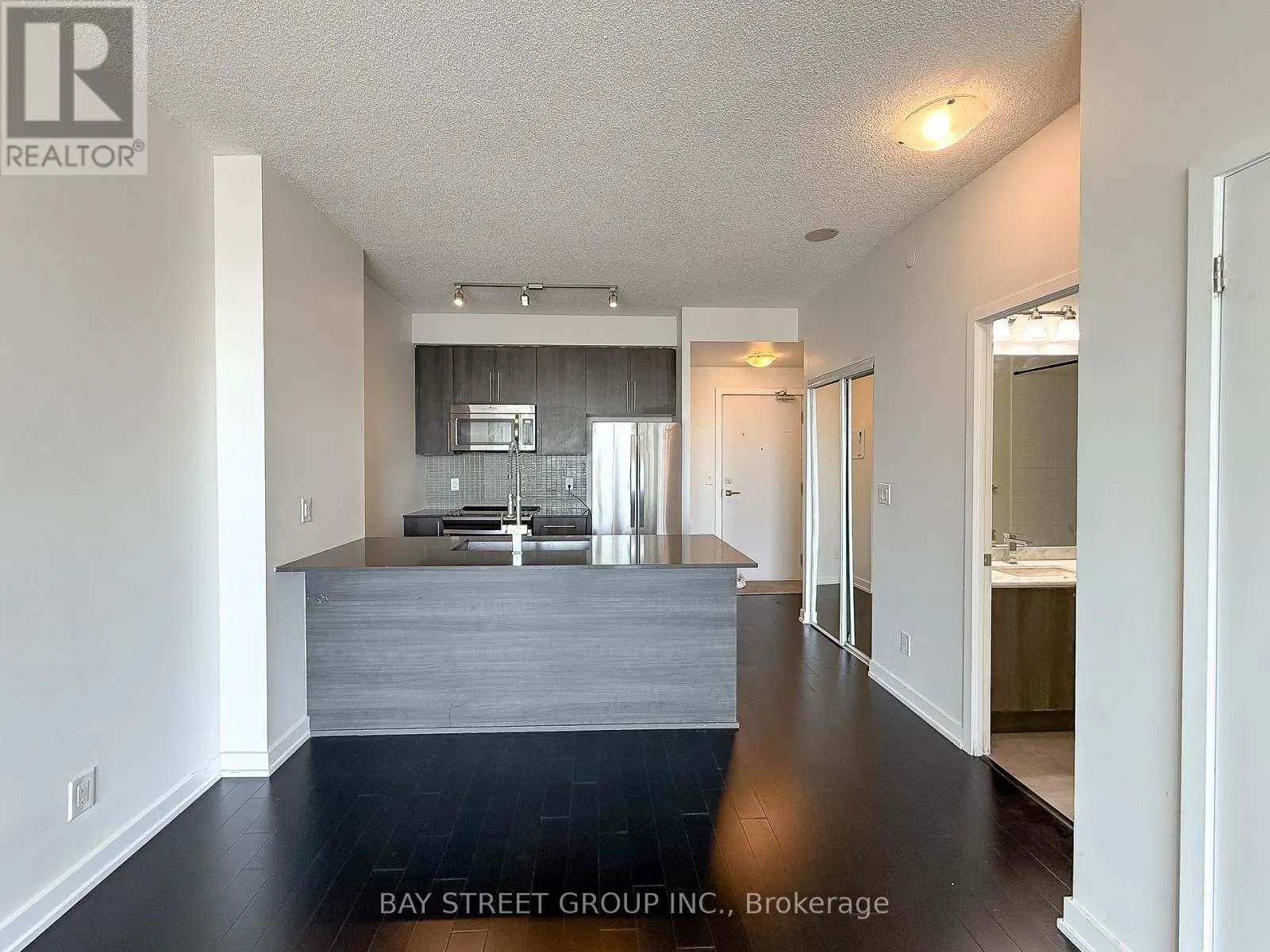 2903 - 510 CURRAN PLACE