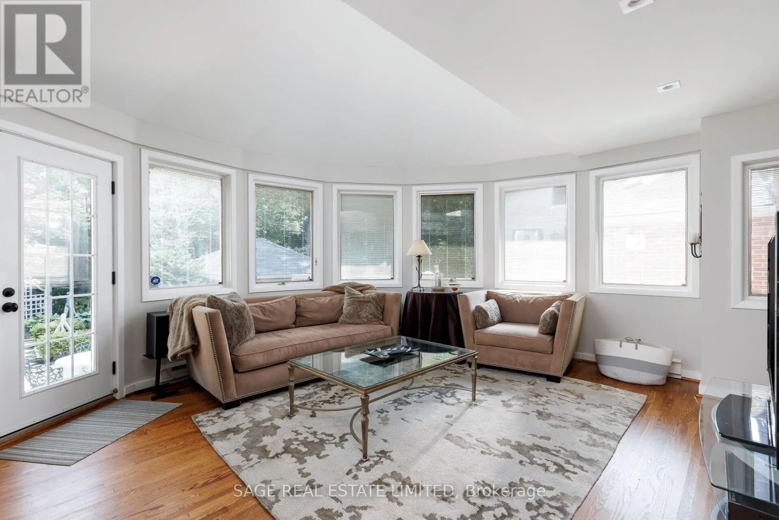35 GRENVIEW BOULEVARD N