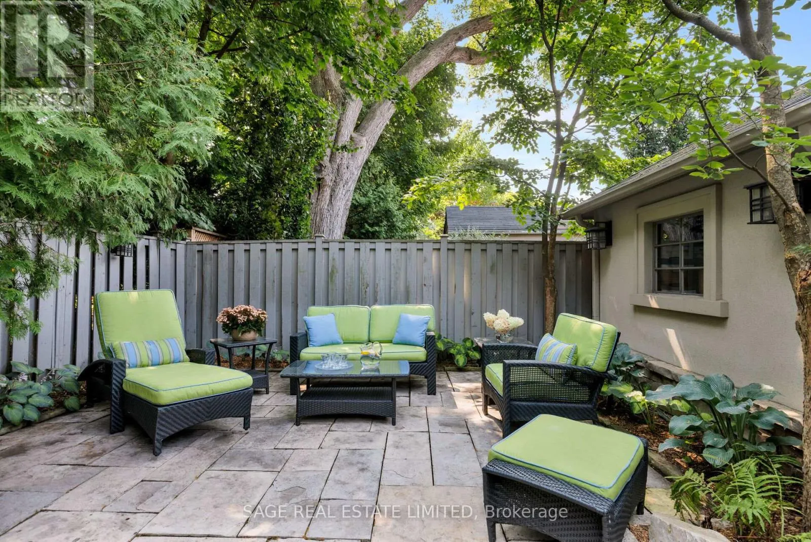 35 GRENVIEW BOULEVARD N