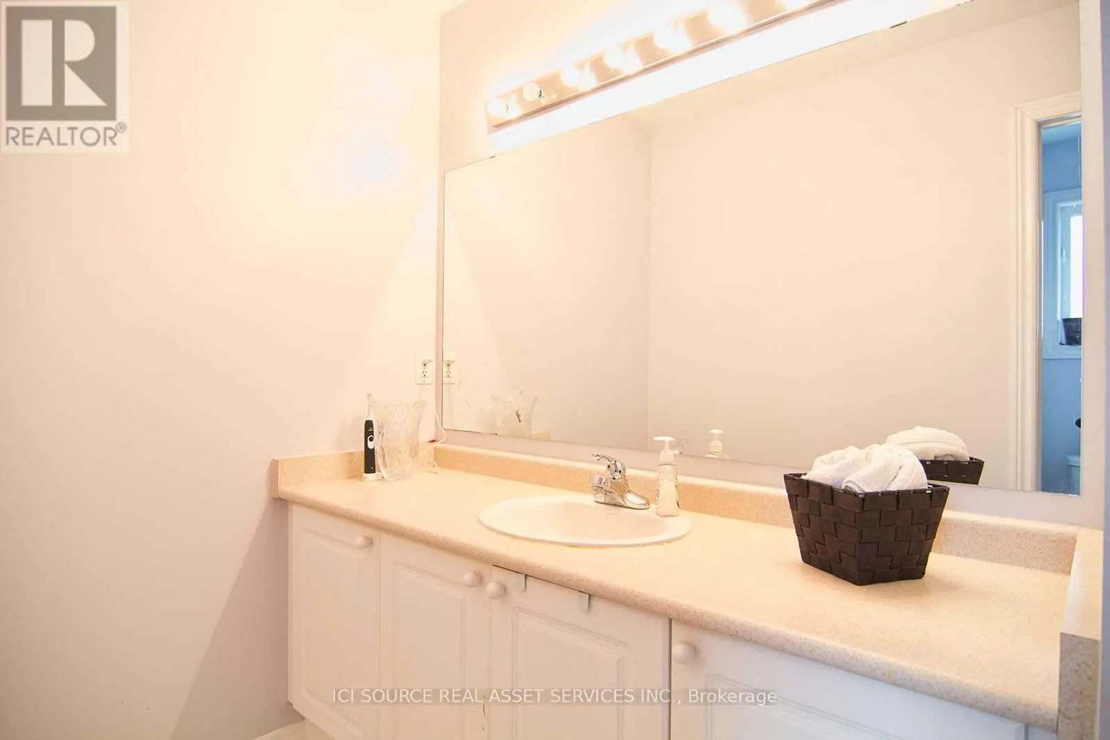 UPPER - 5279 SPRINGBOK CRESCENT