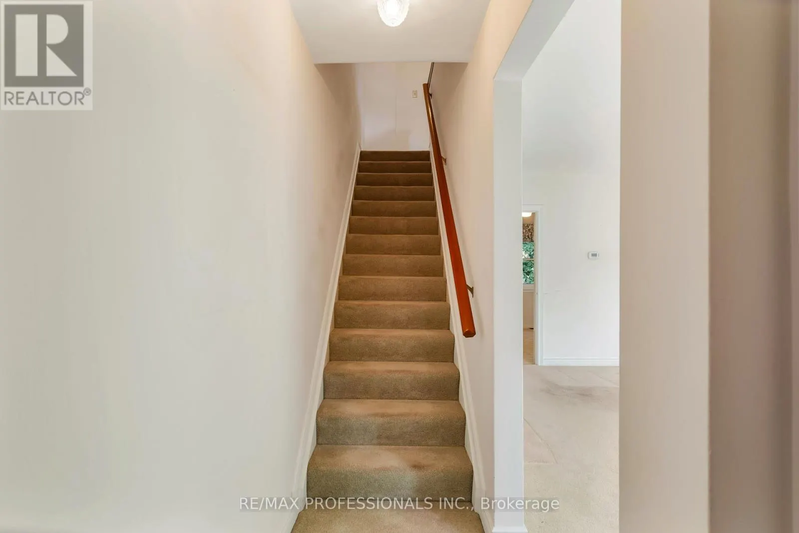 38 VAN STASSEN BOULEVARD