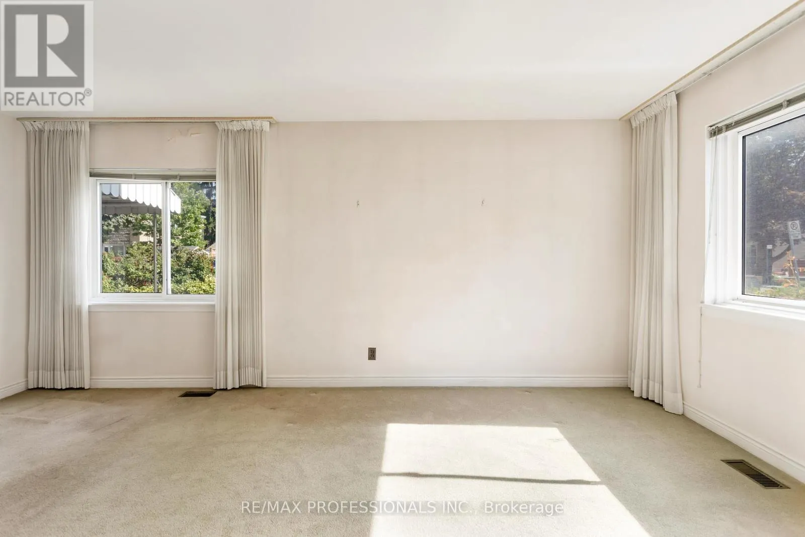 38 VAN STASSEN BOULEVARD