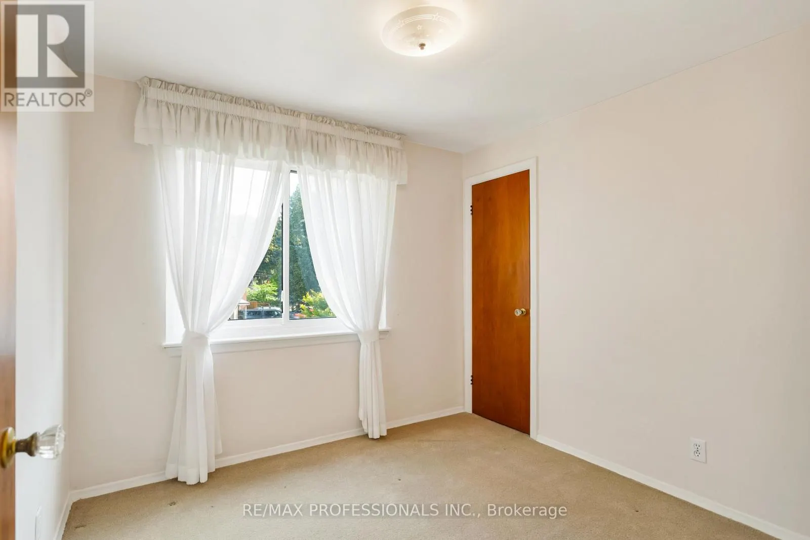 38 VAN STASSEN BOULEVARD