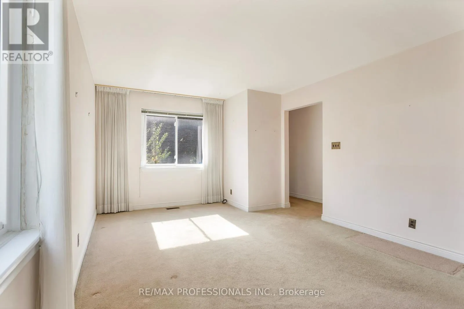 38 VAN STASSEN BOULEVARD