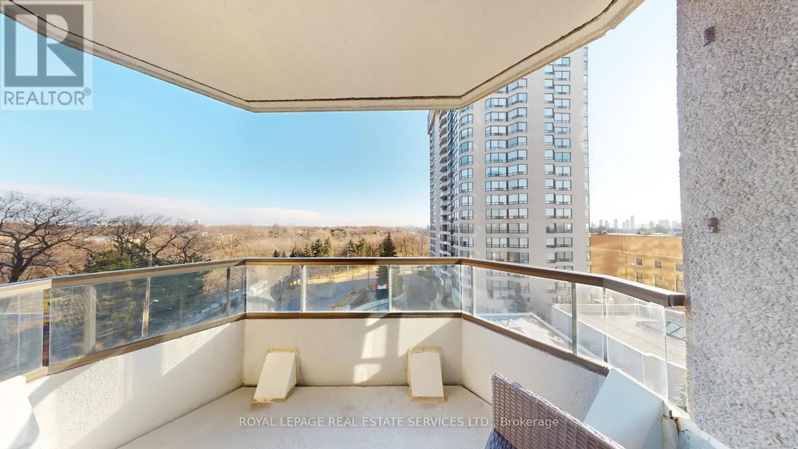 712 - 1 ABERFOYLE CRESCENT