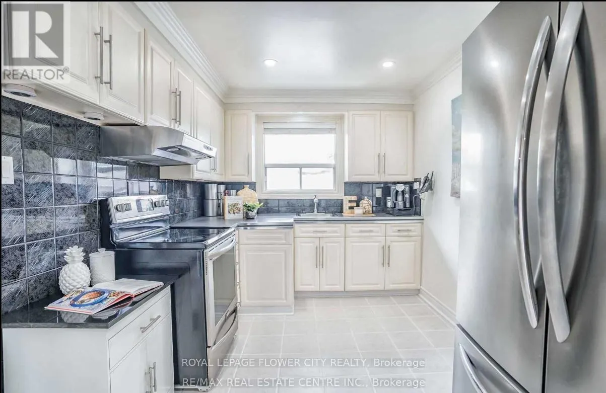 UPPER LEVEL - 8 MCCULLA AVENUE