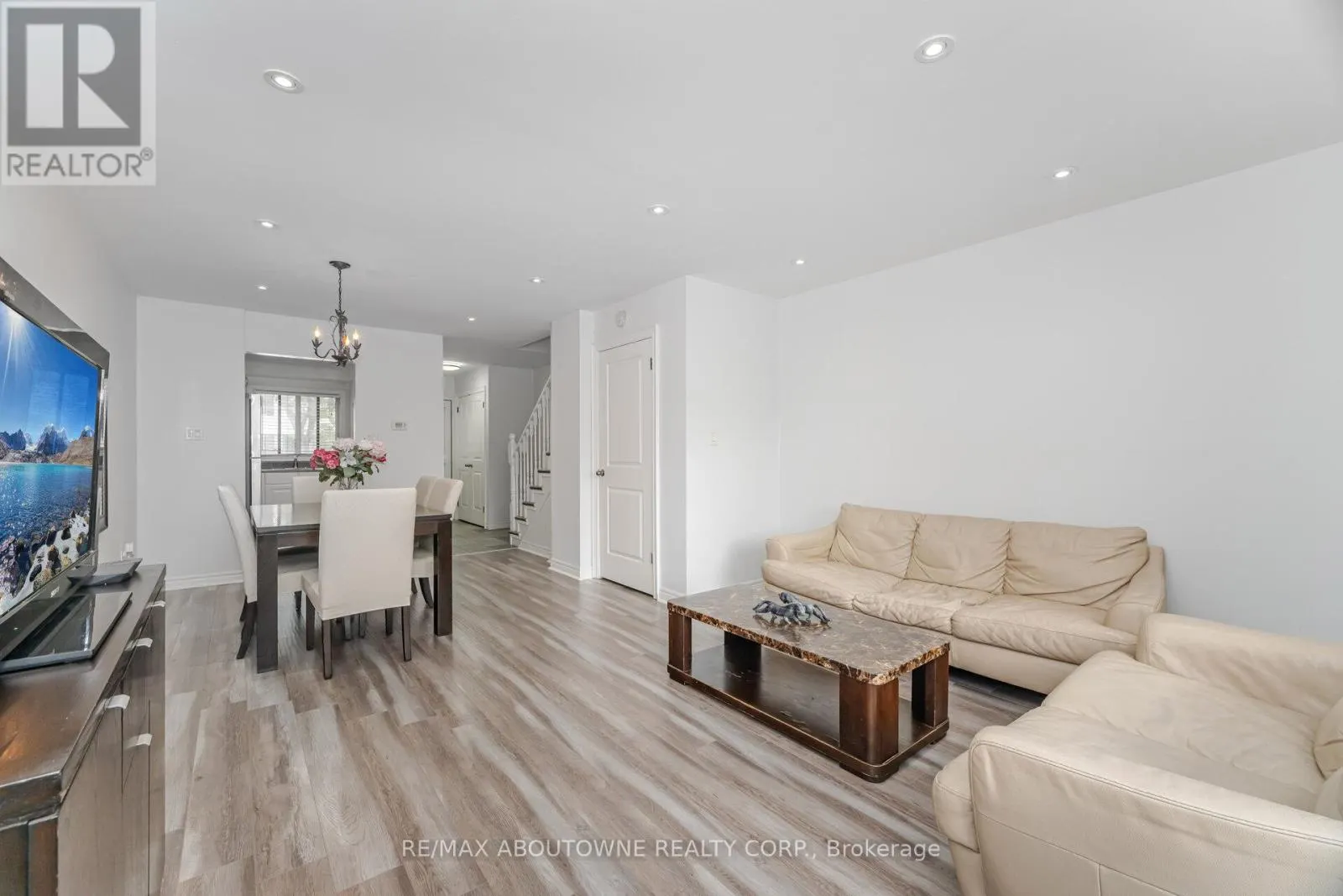 27 - 2779 GANANOQUE DRIVE