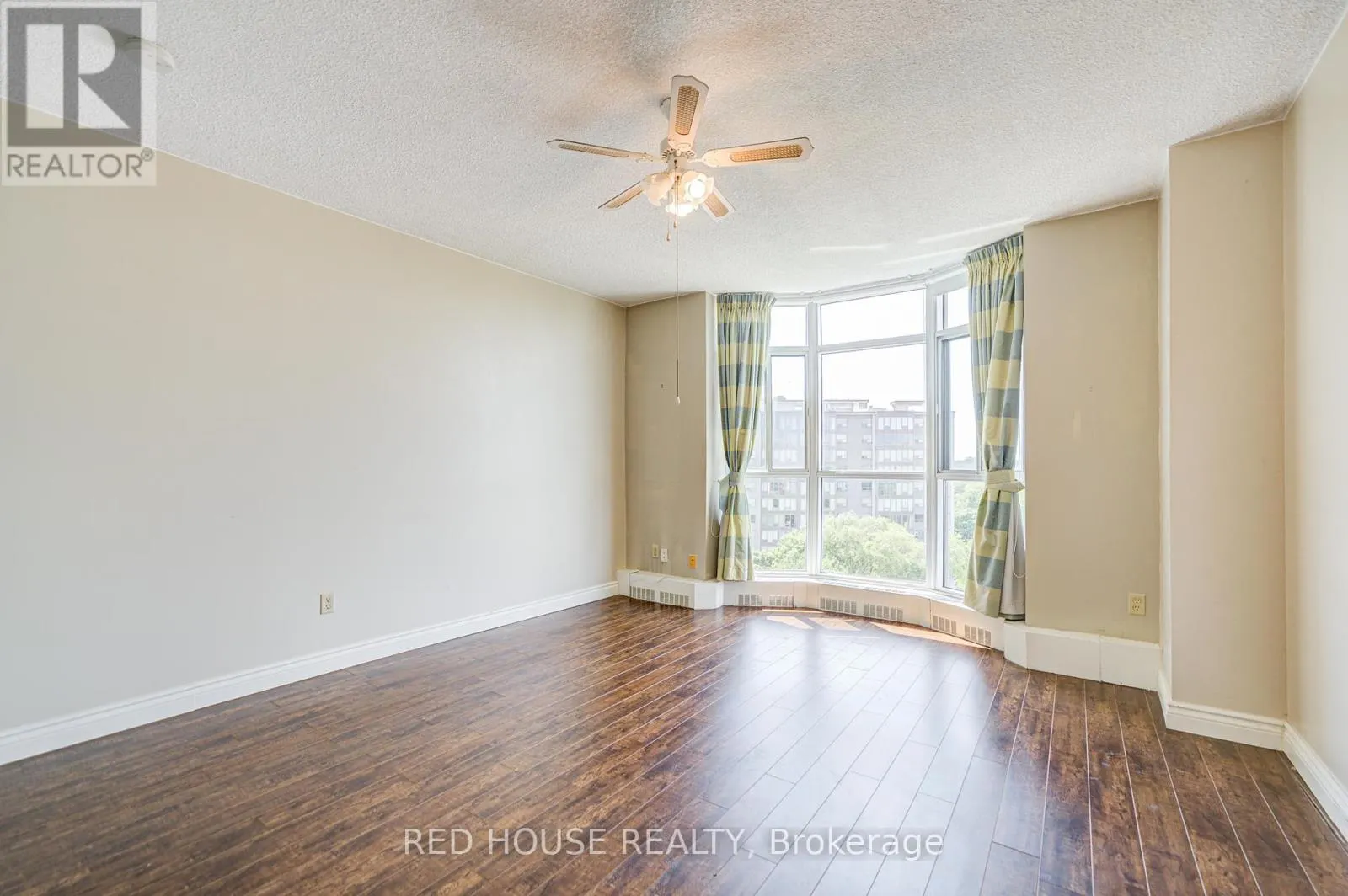 809 - 5250 LAKESHORE ROAD