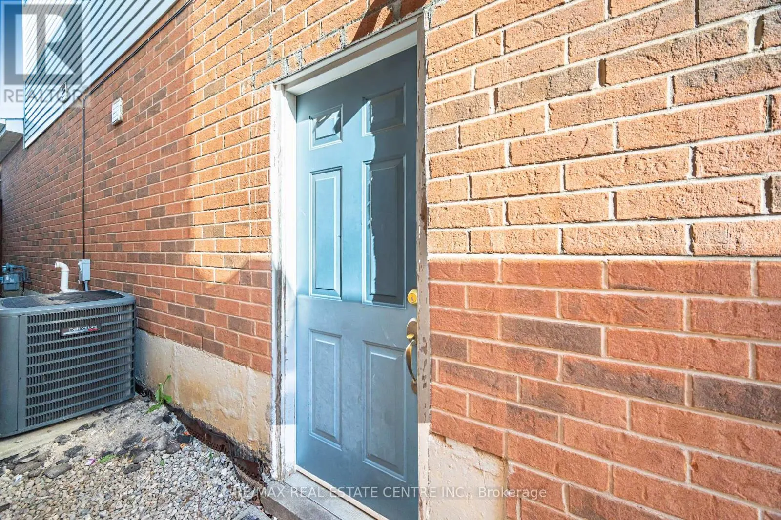 16 FEATHERTOP LANE