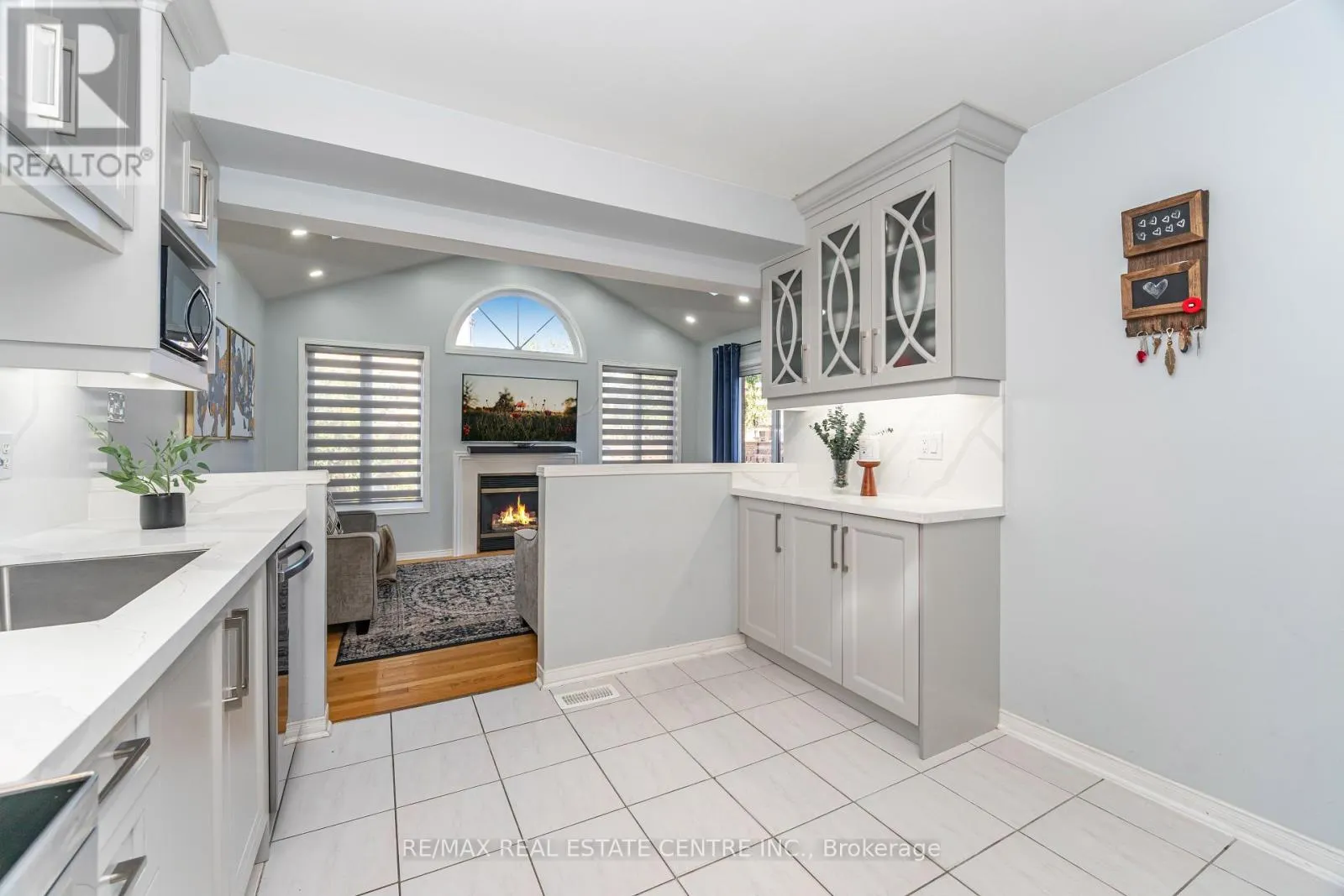 16 FEATHERTOP LANE