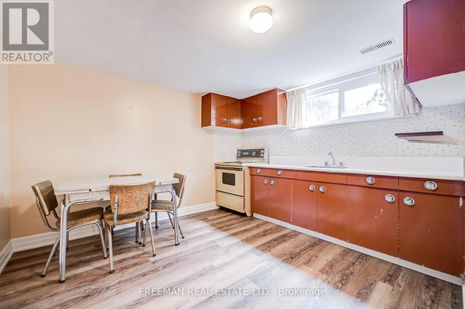 102 HALLSPORT CRESCENT