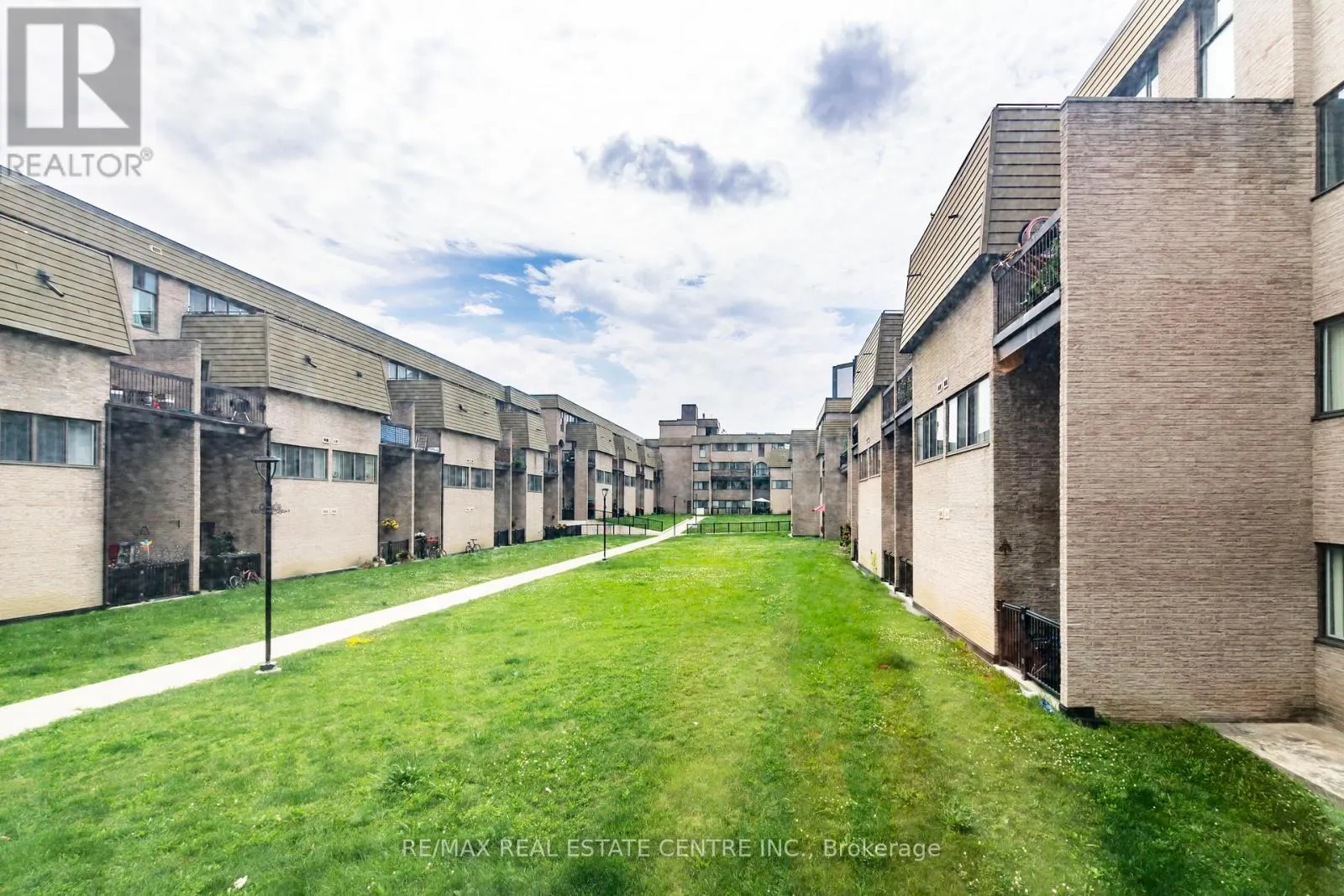 124 - 2095 ROCHE COURT