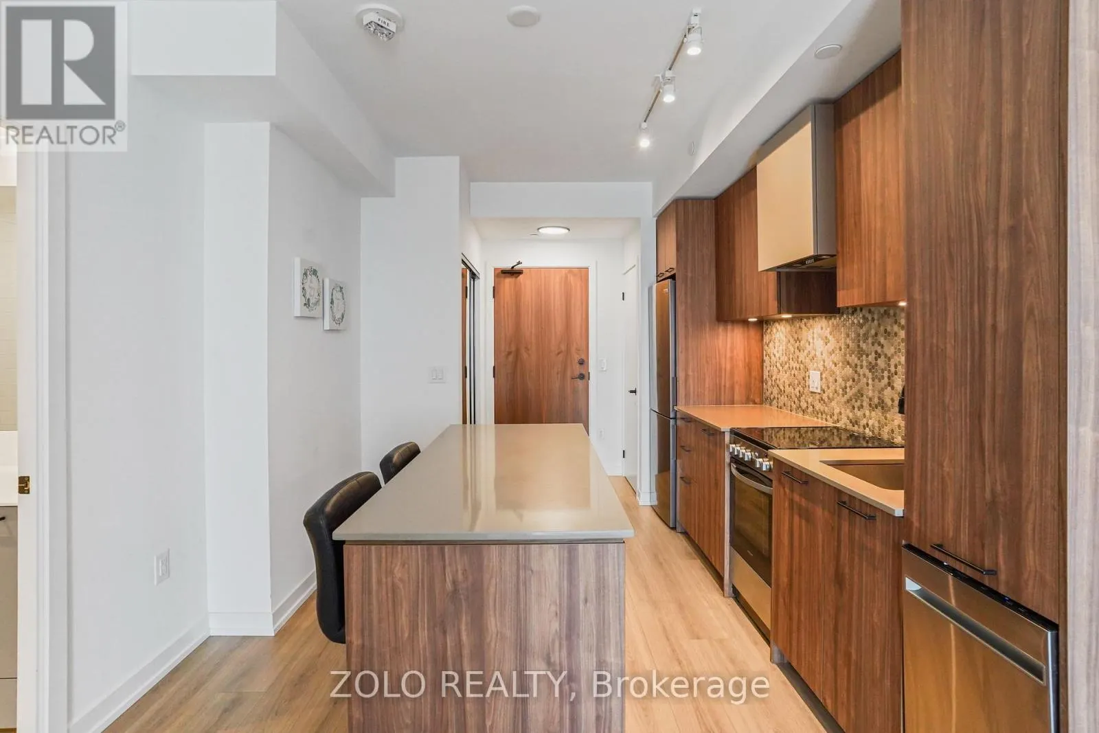 512 - 10 LAGERFELD DRIVE