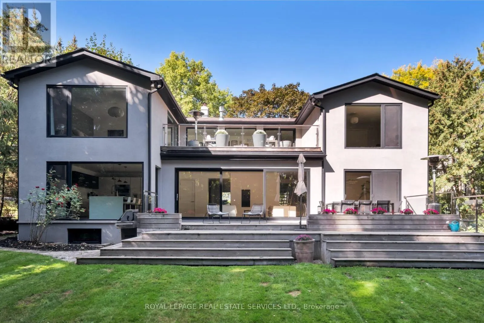 15 PINEHURST CRESCENT
