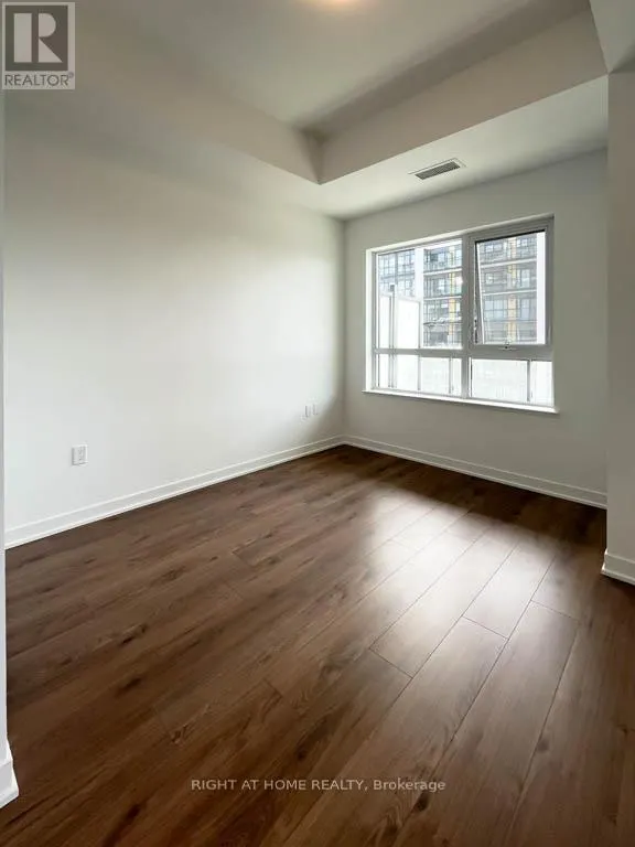 528 - 395 DUNDAS STREET W