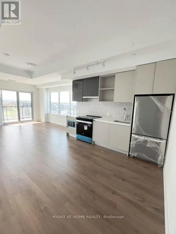 528 - 395 DUNDAS STREET W