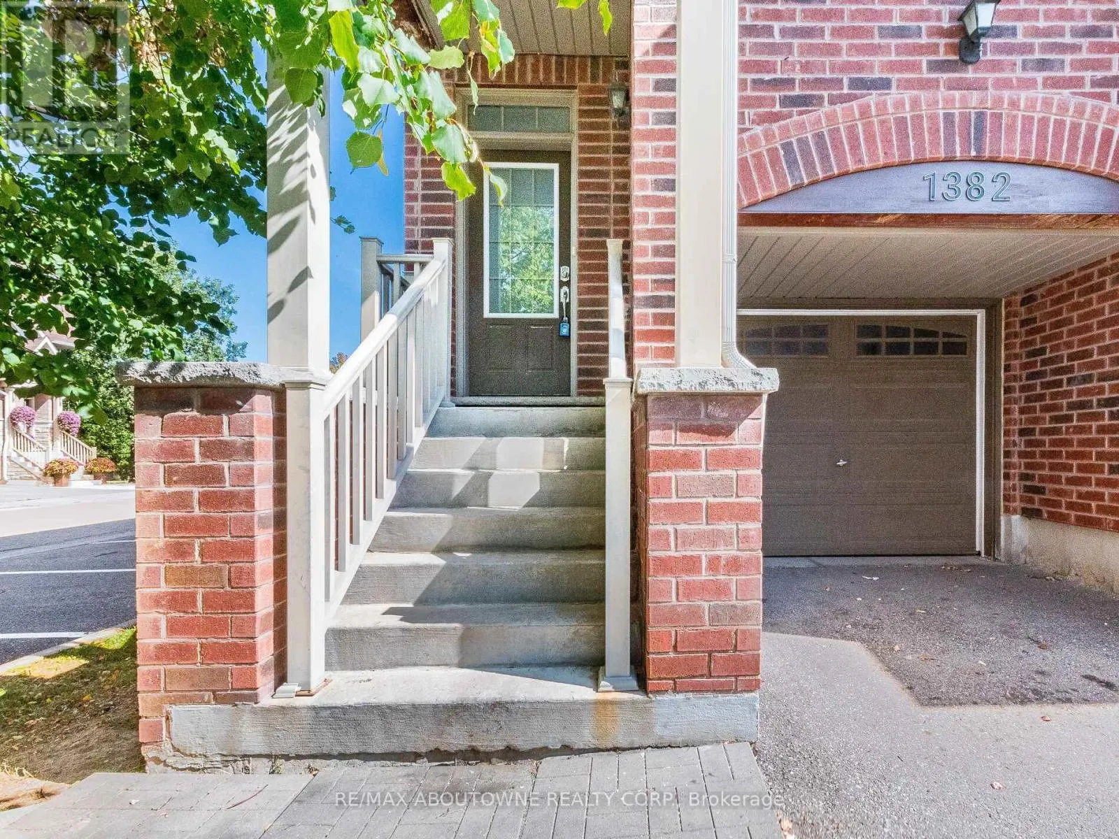 1382 GRANROCK CRESCENT