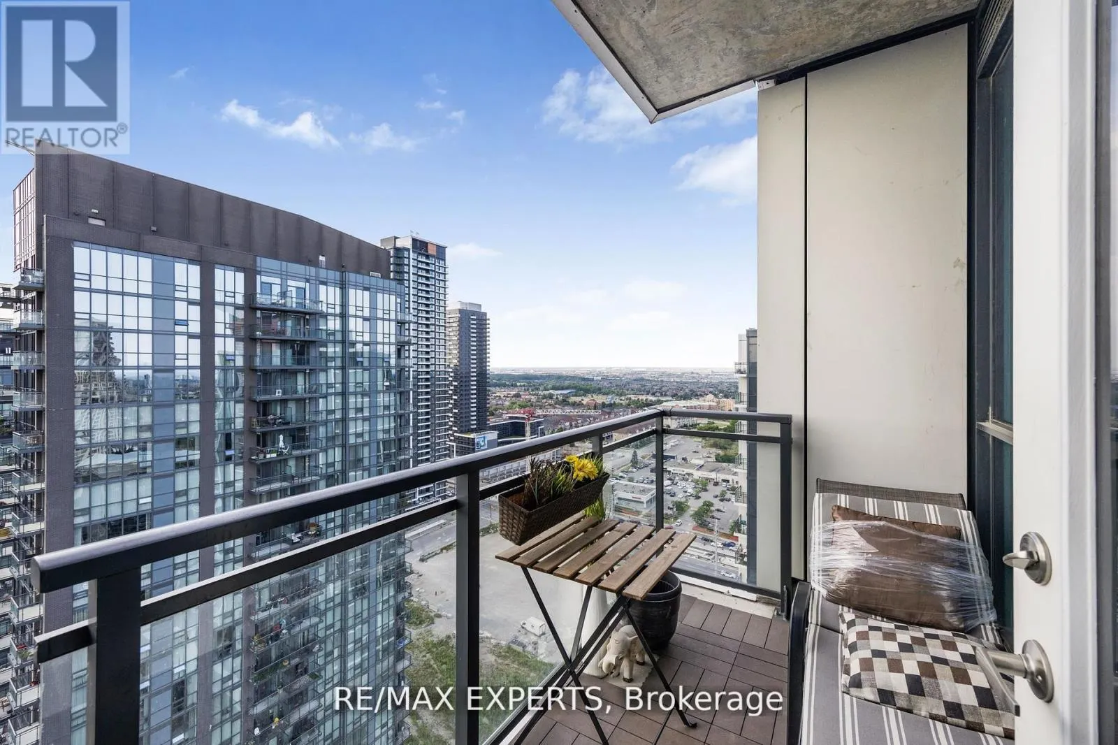2408 - 75 EGLINTON AVENUE W