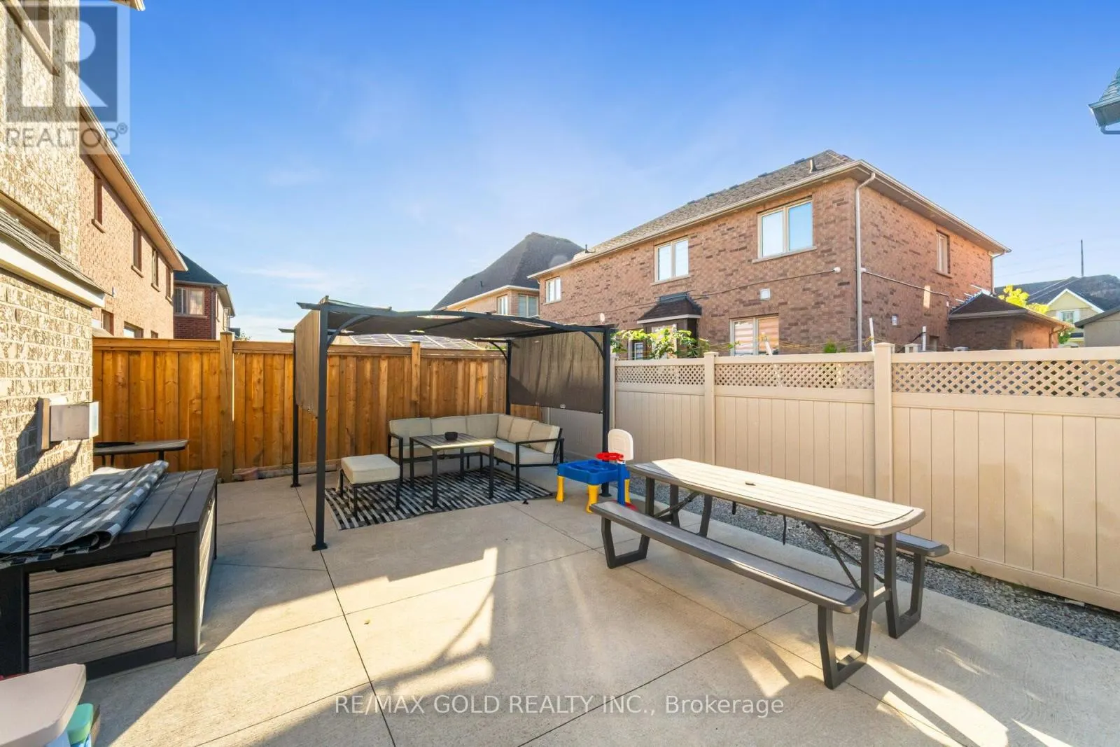 26 FRESHMEADOW STREET