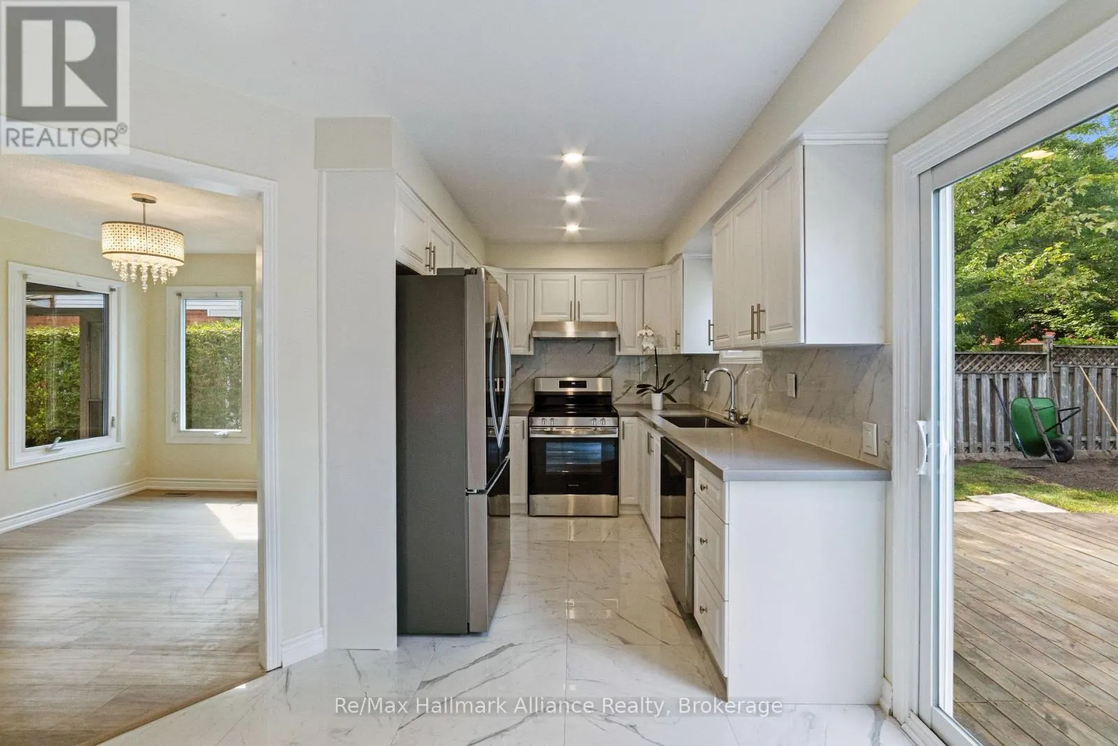2051 GLENADA CRESCENT