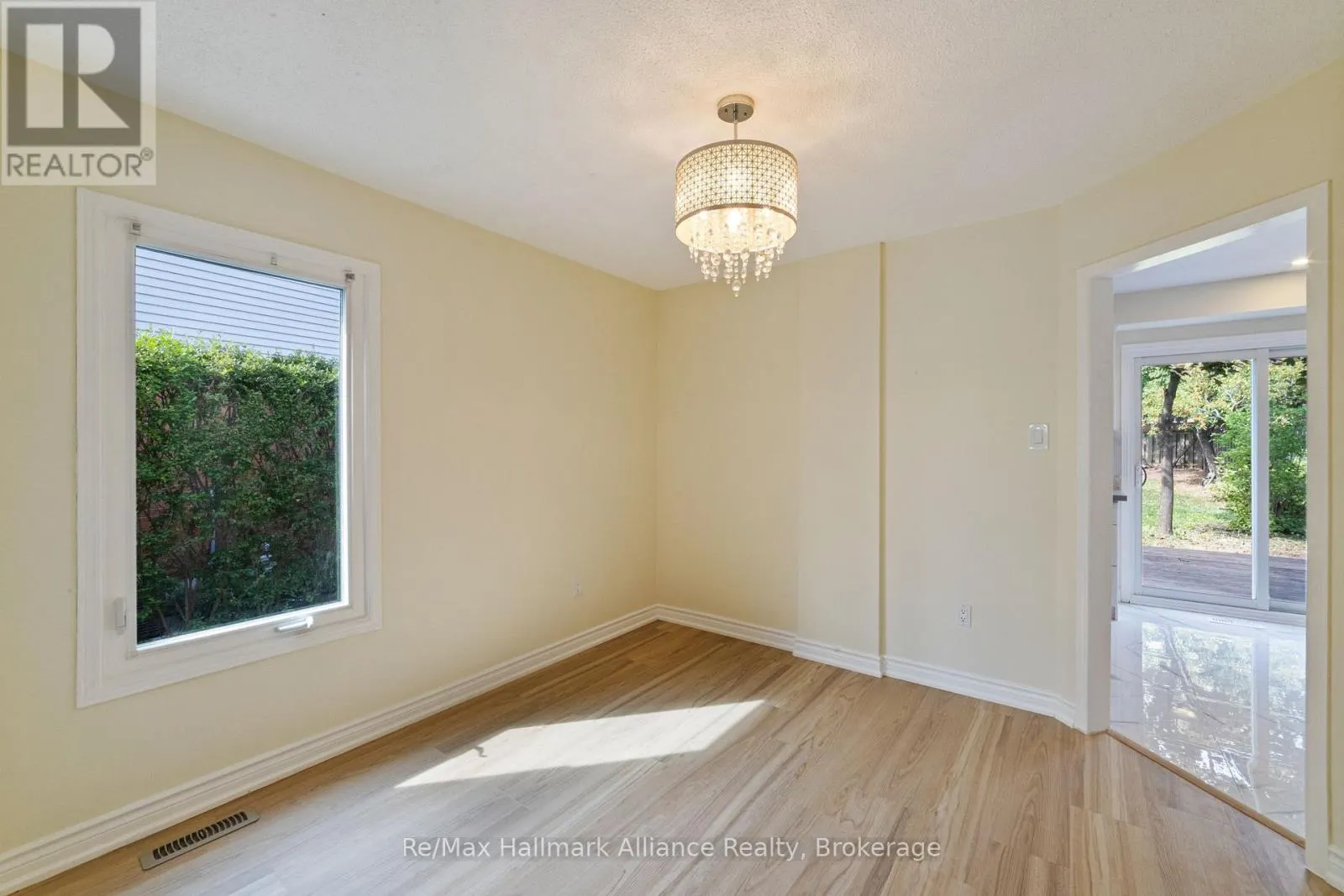 2051 GLENADA CRESCENT