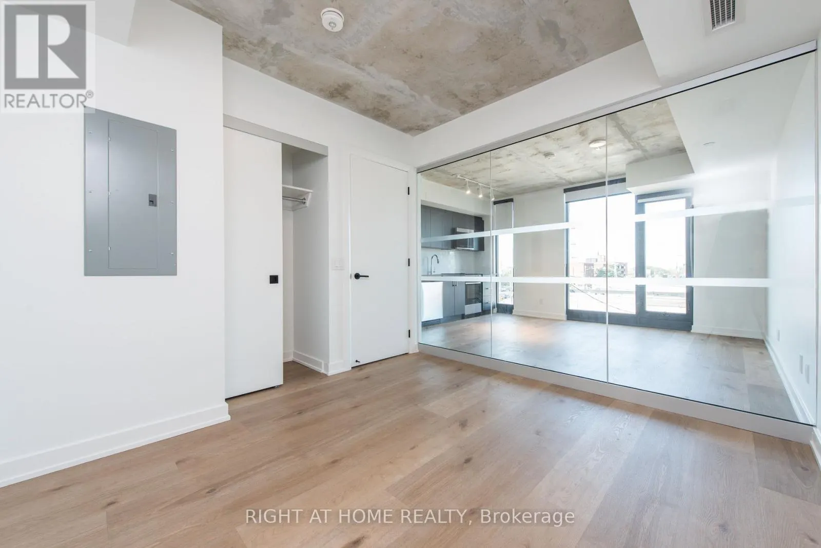303 - 7 FAIRBANK AVENUE W