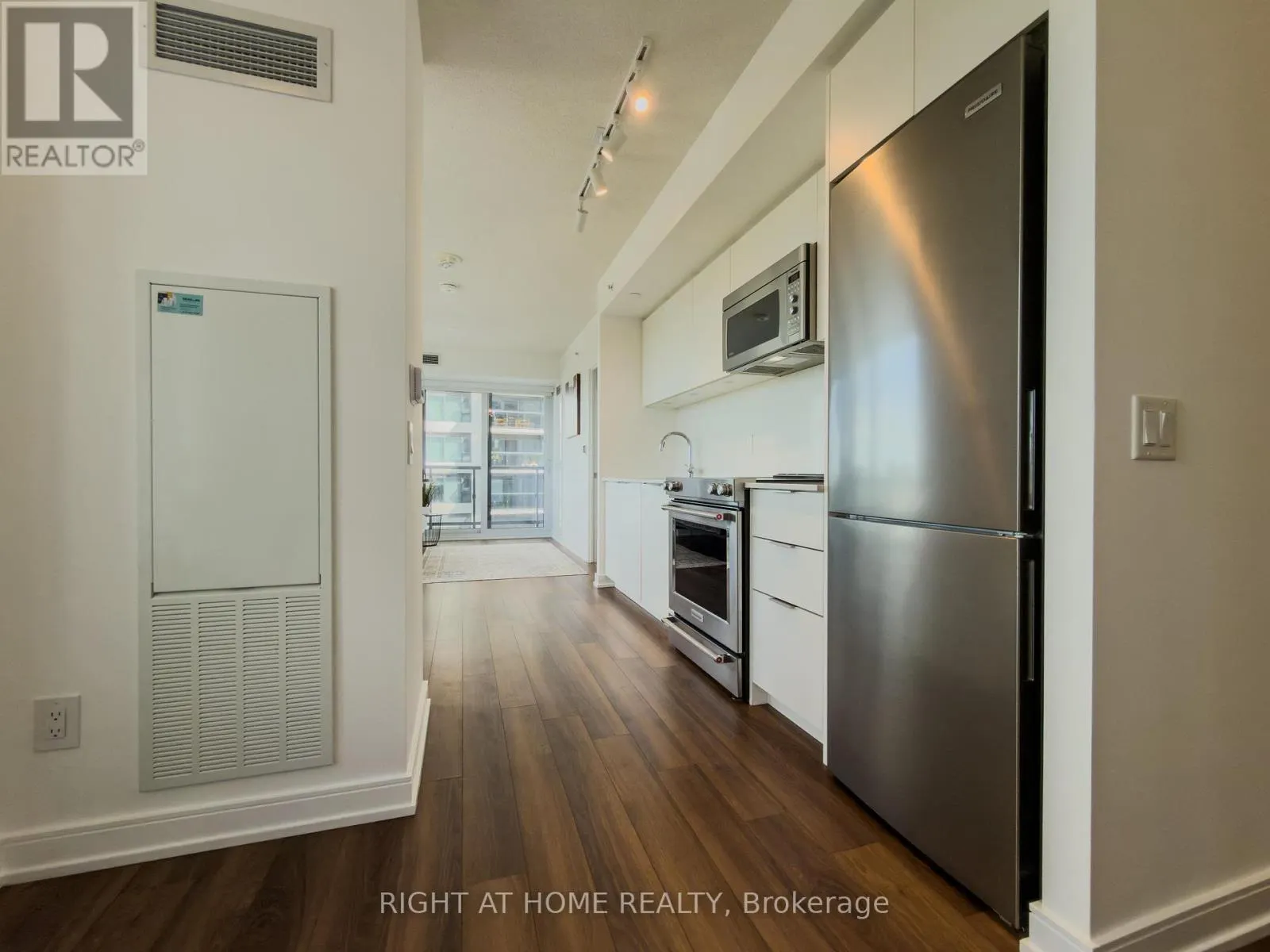 1404 - 30 SAMUEL WOOD WAY