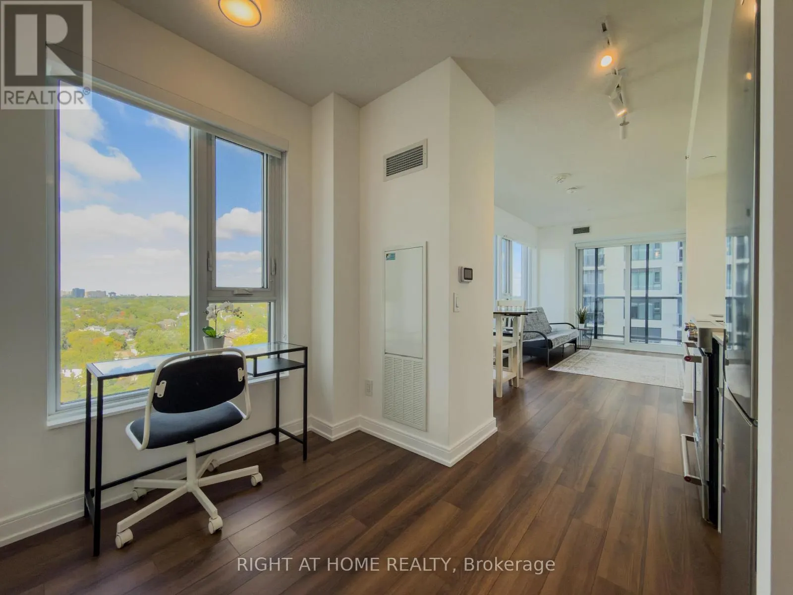1404 - 30 SAMUEL WOOD WAY