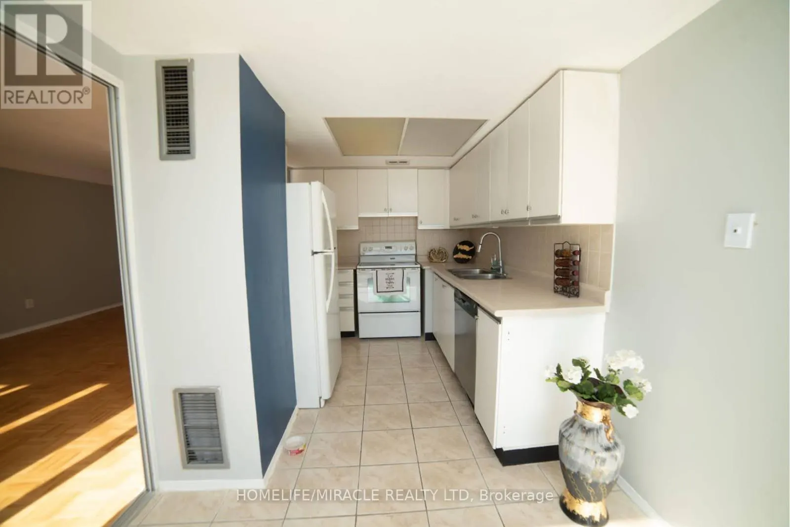 404 - 10 MARKBROOK LANE