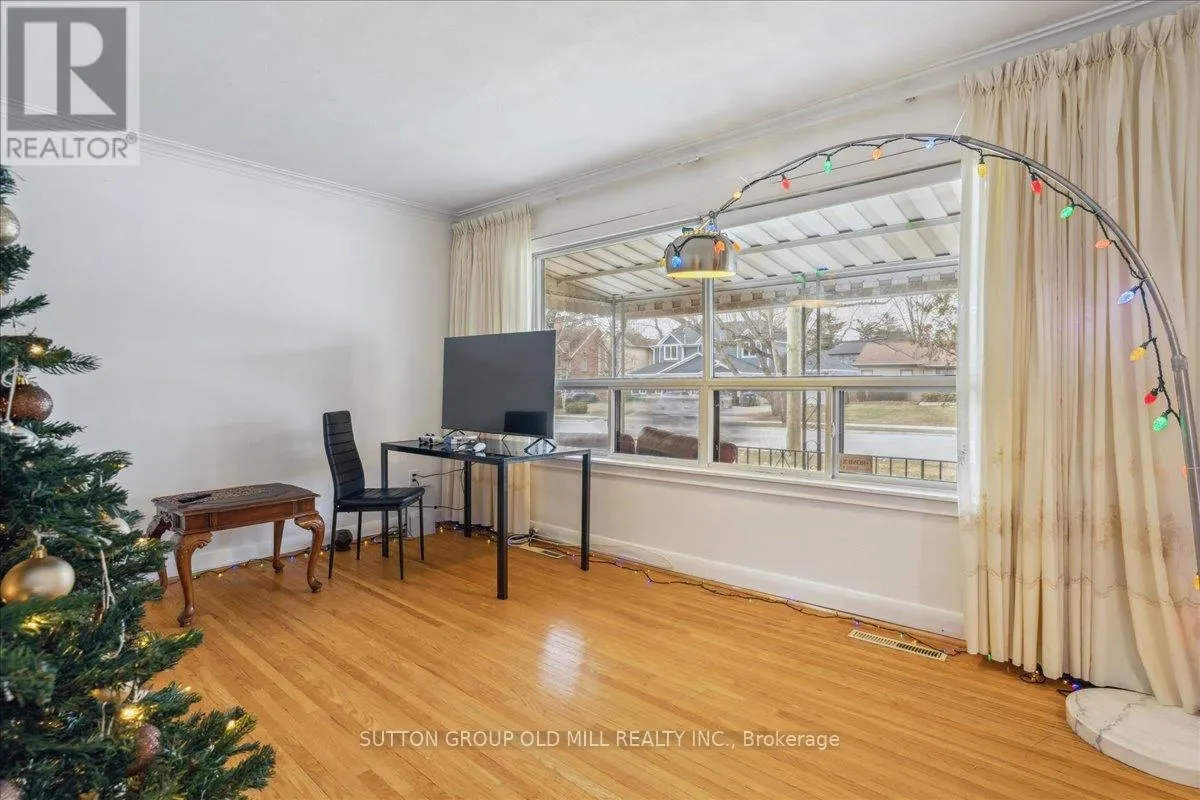 308 MINEOLA ROAD E