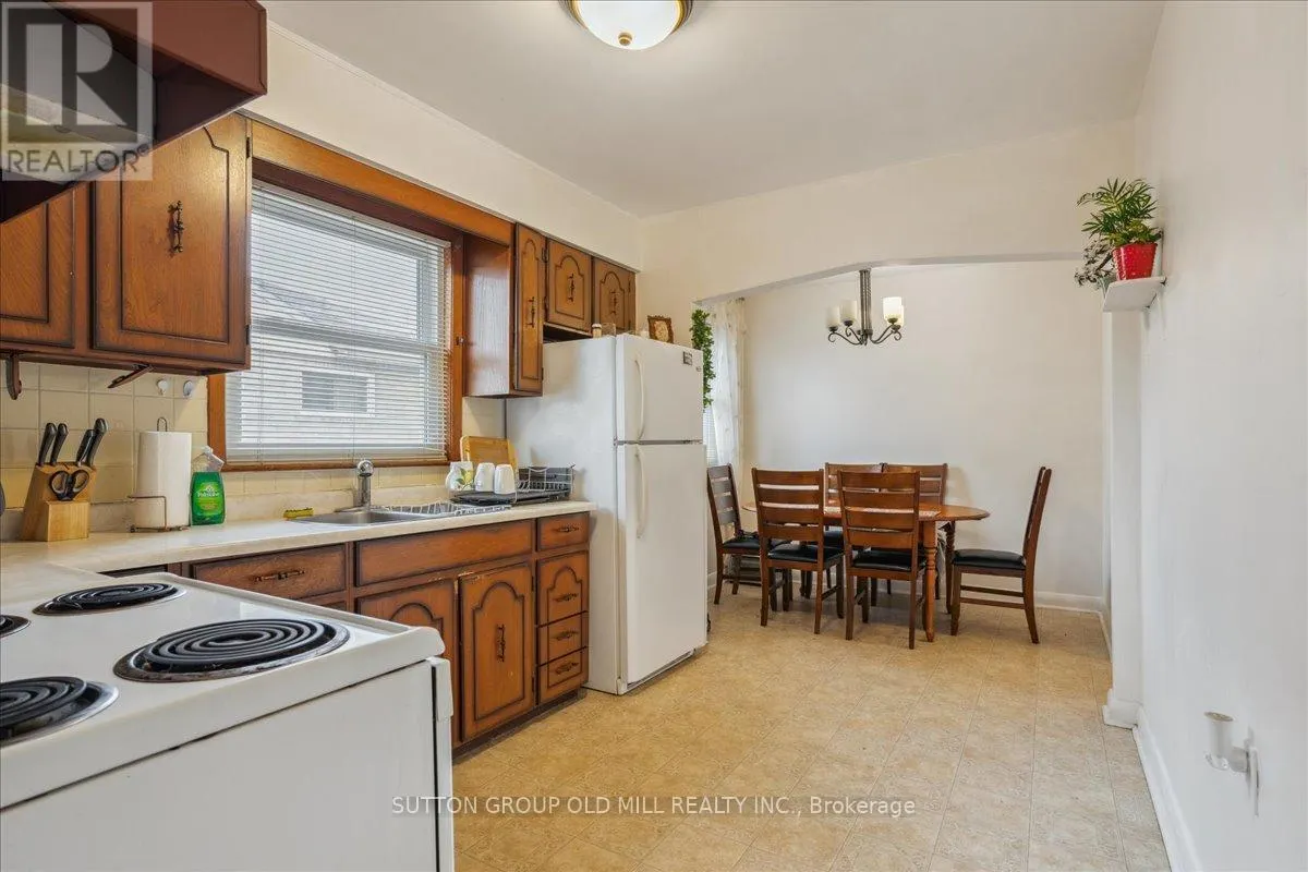 308 MINEOLA ROAD E