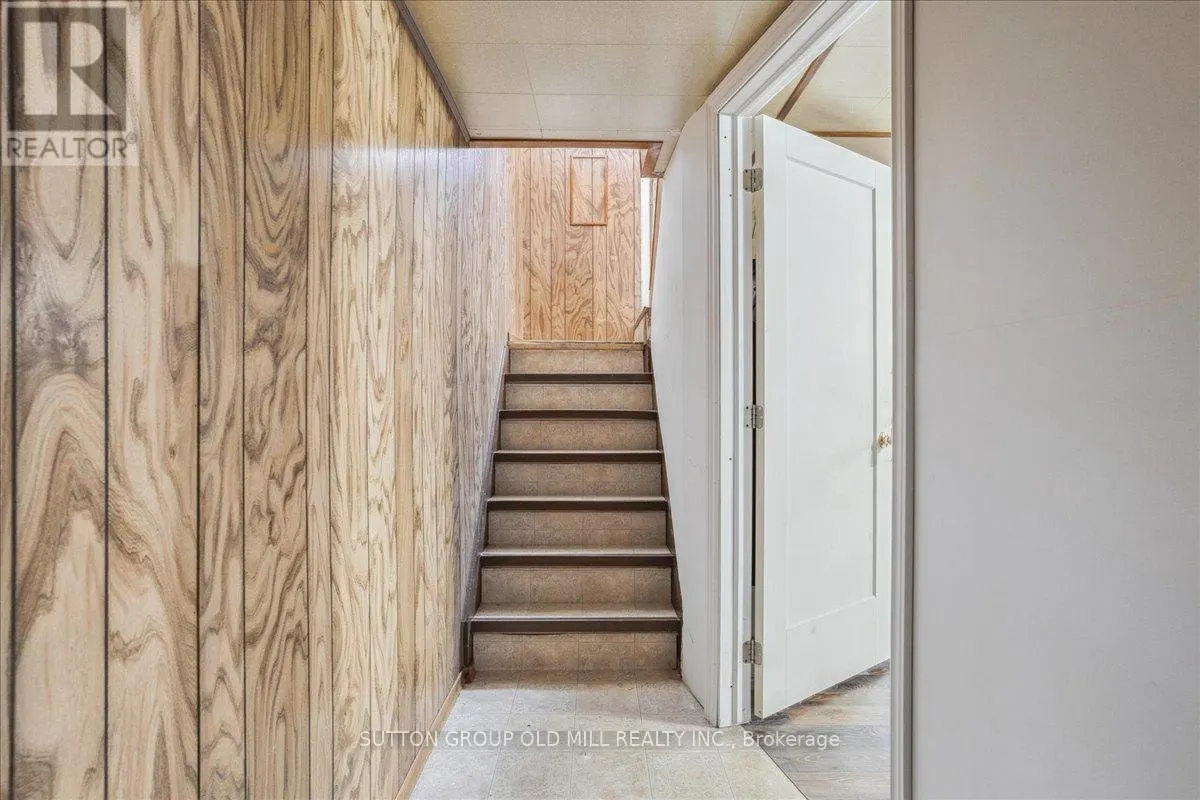 308 MINEOLA ROAD E