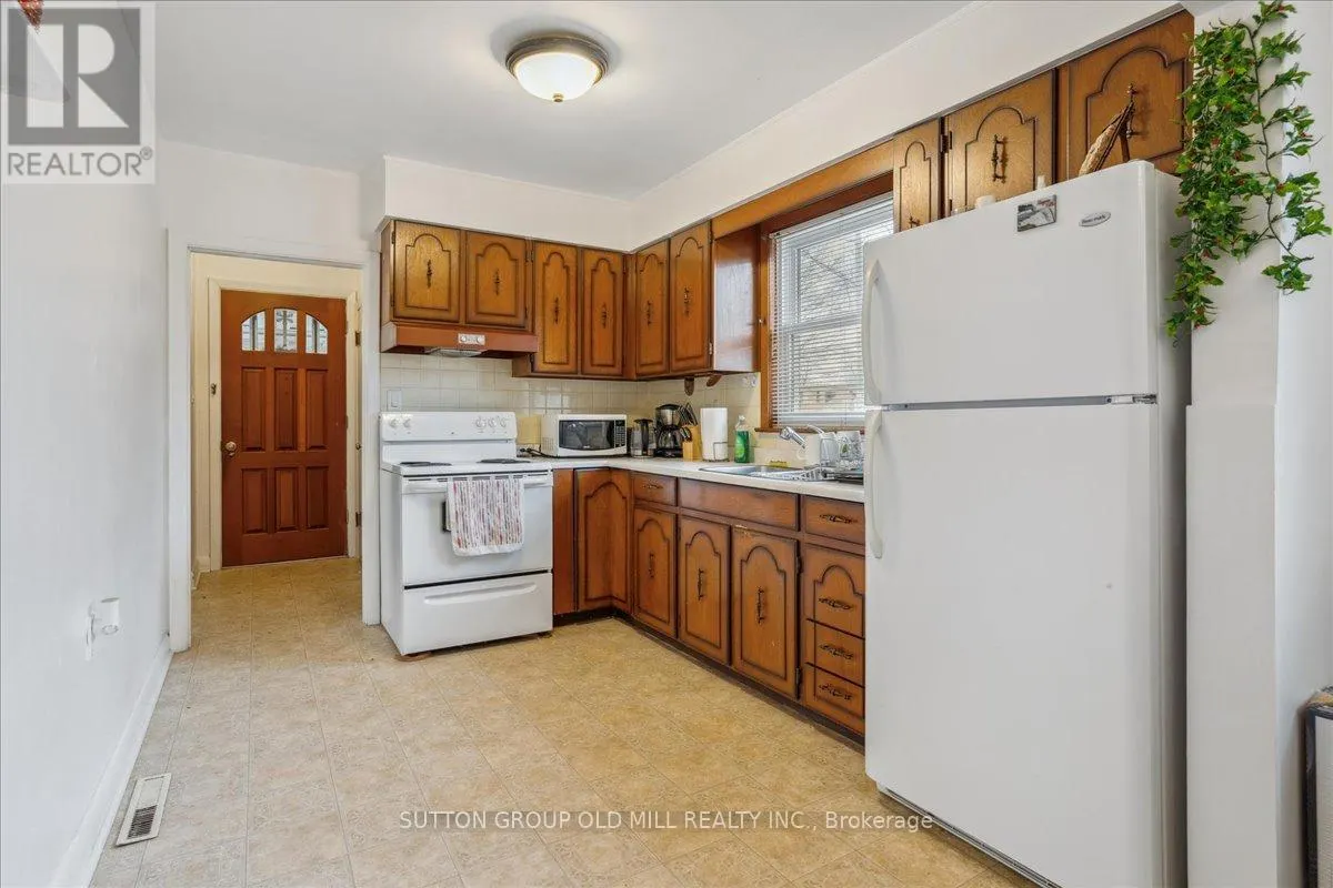 308 MINEOLA ROAD E