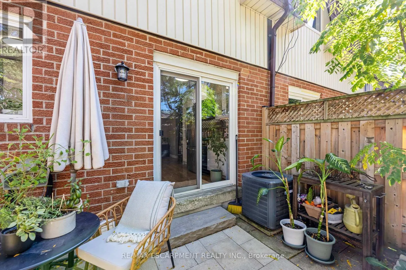 16 - 235 BRONTE STREET S