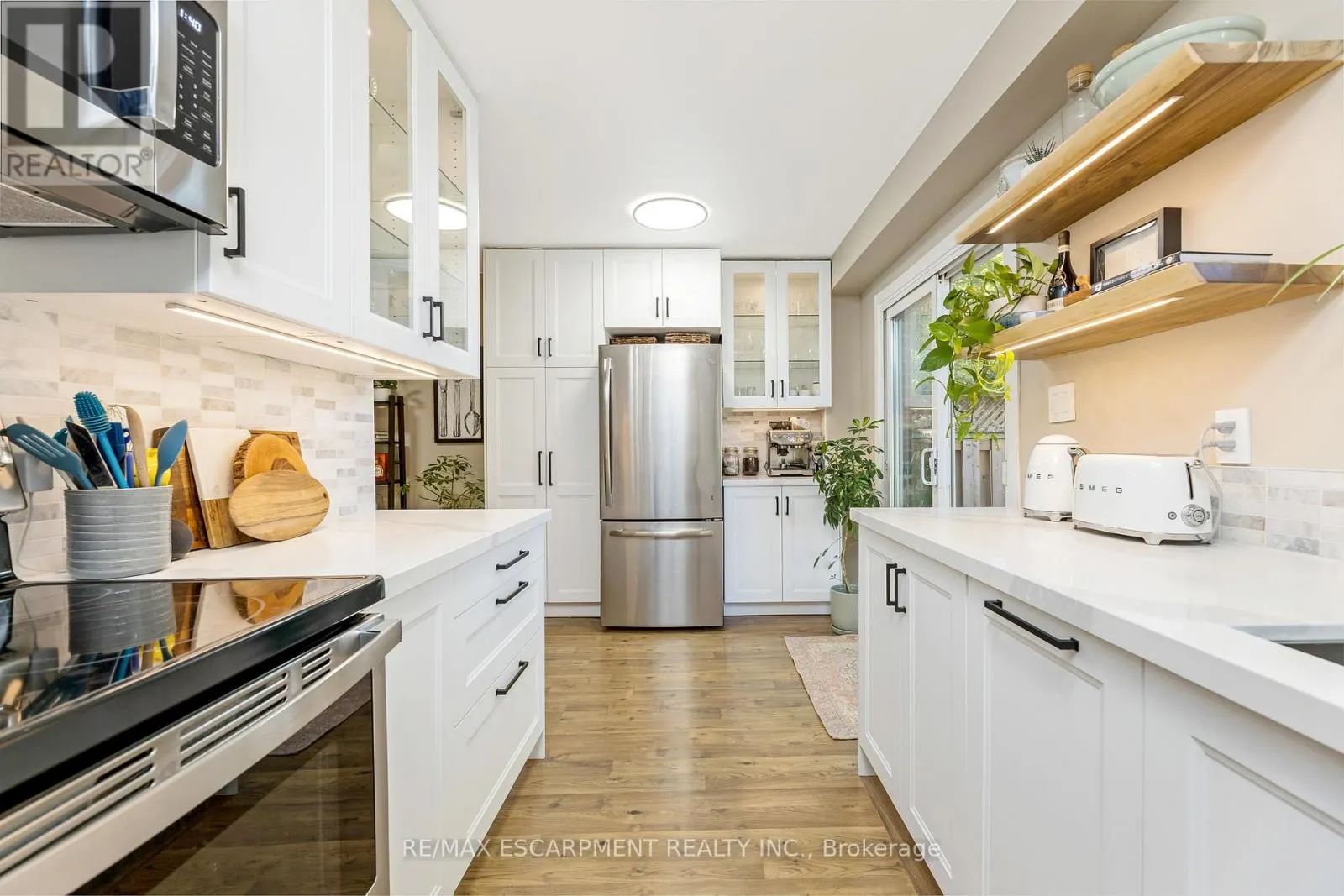 16 - 235 BRONTE STREET S