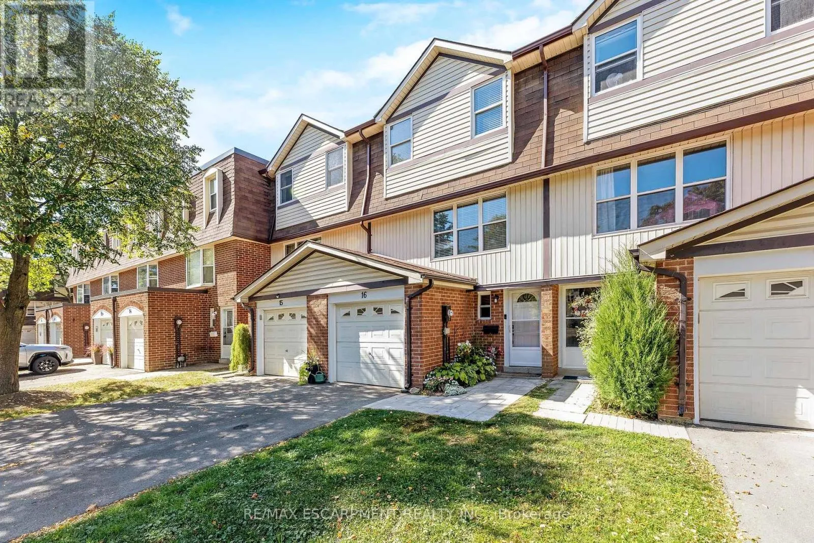 16 - 235 BRONTE STREET S