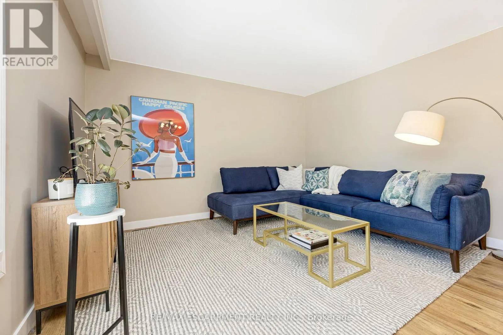 16 - 235 BRONTE STREET S