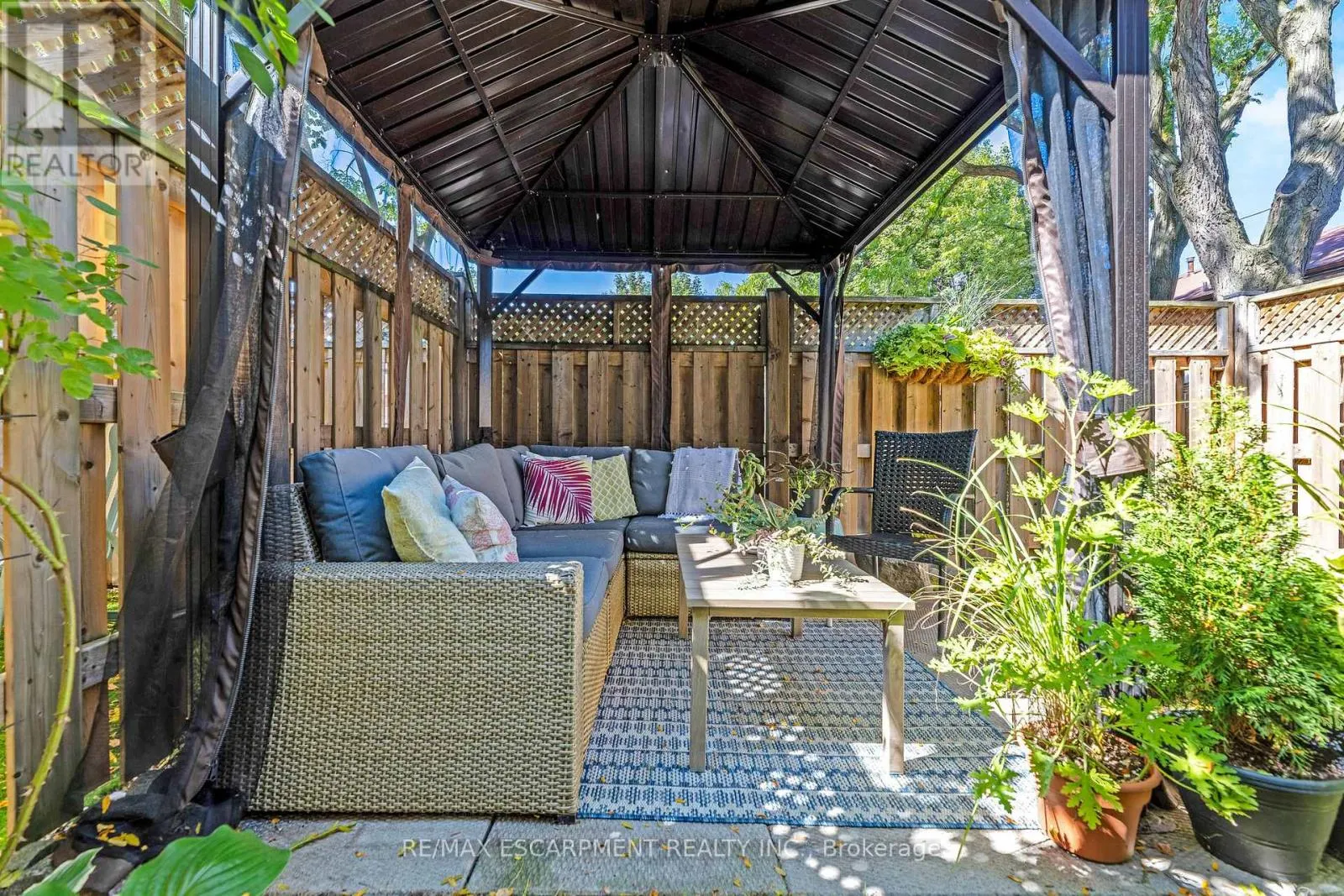 16 - 235 BRONTE STREET S