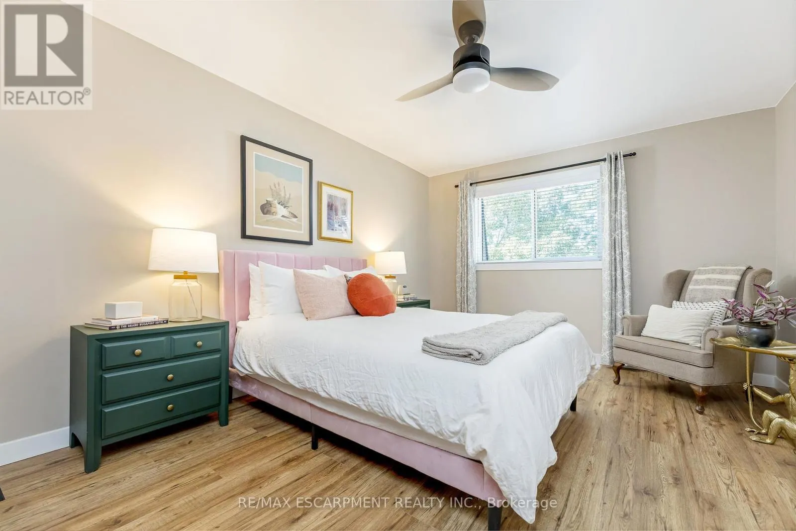 16 - 235 BRONTE STREET S