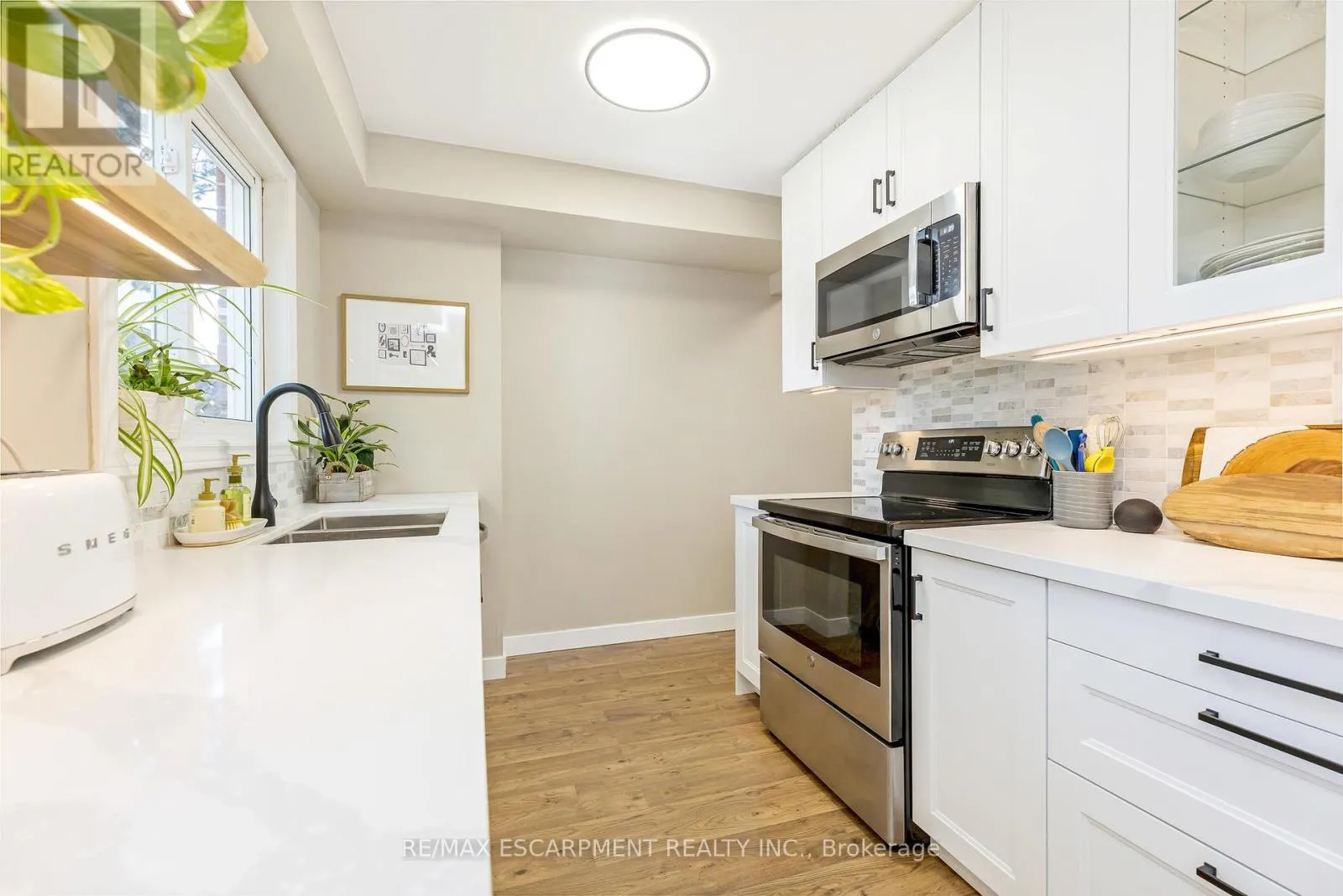 16 - 235 BRONTE STREET S