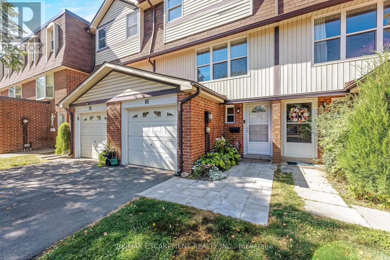 16 - 235 BRONTE STREET S