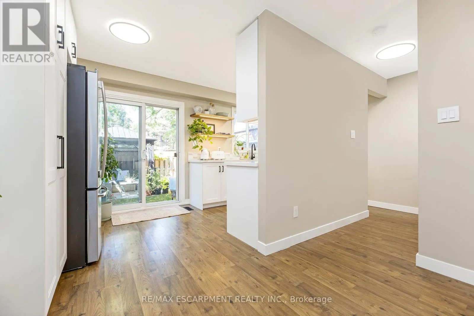 16 - 235 BRONTE STREET S