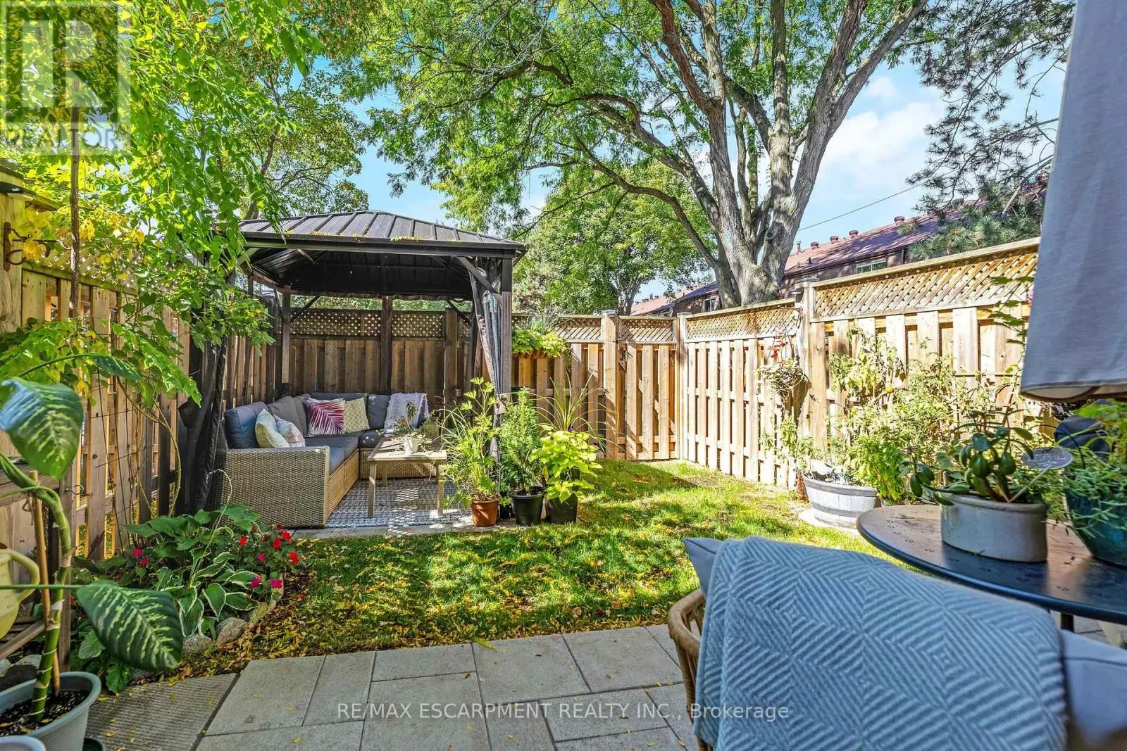 16 - 235 BRONTE STREET S