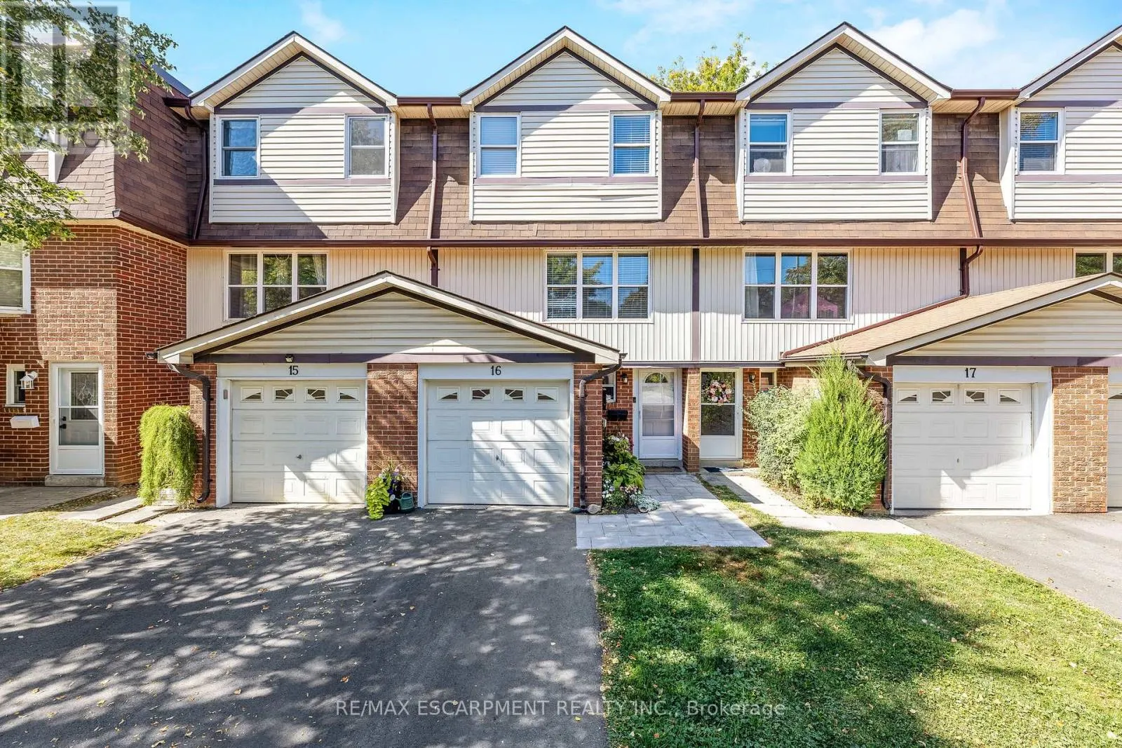 16 - 235 BRONTE STREET S