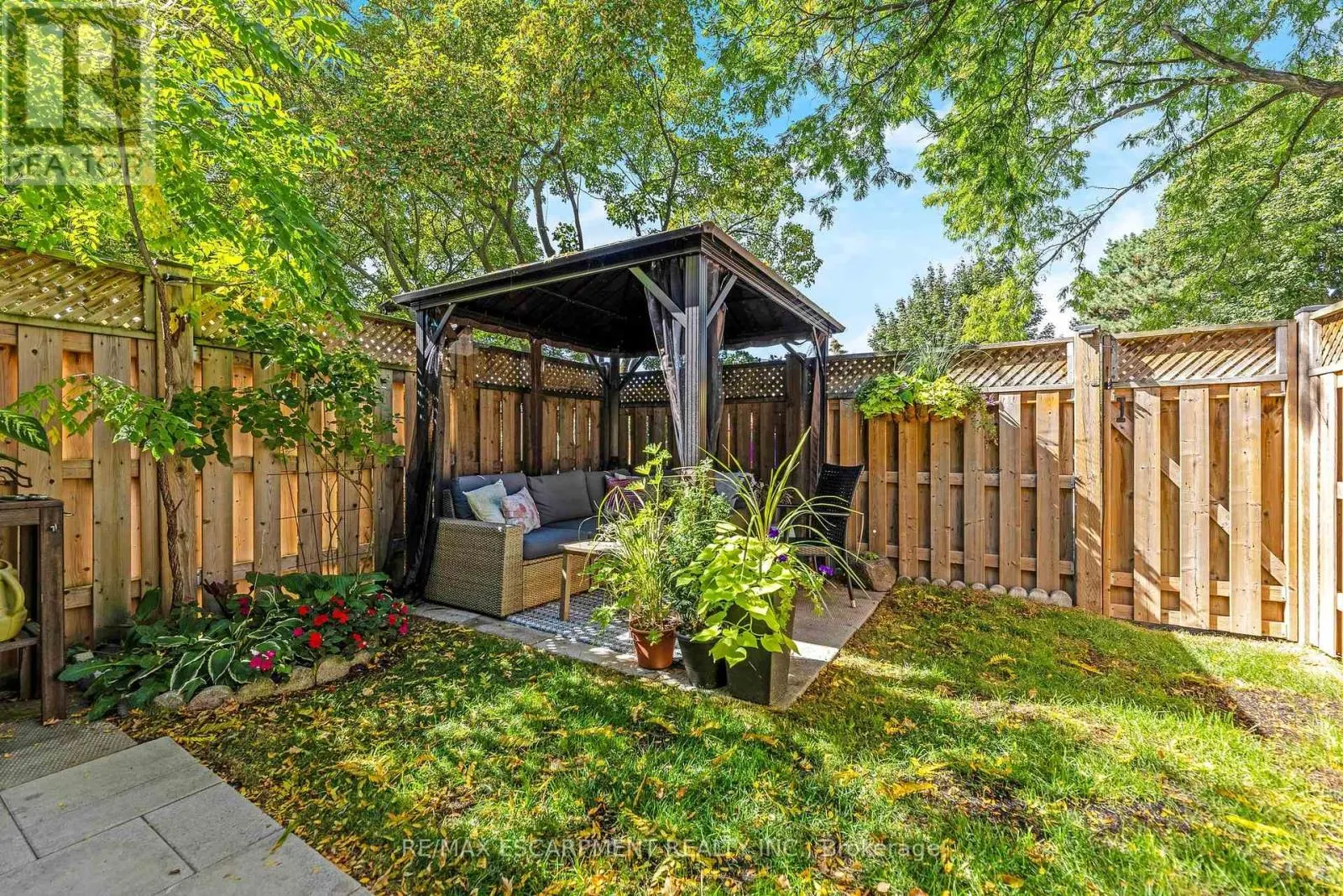 16 - 235 BRONTE STREET S